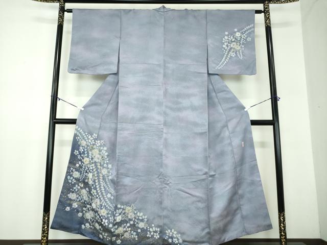 ■■■　サイズ　■■■ 身丈 152.5cm（肩から） 裄丈 62.5cm 袖丈 47.5cm　縫込み 6cm 袖幅 32.5cm 前幅 22.5cm 後幅 28.5cm 着物縫いこみ 内揚げ 13.5cm 裄 お袖側 約4cm　身頃側 約6cm ■■■　商品詳細　■■■ 【正絹】 状態は接写画像のように衿山に薄い汚れがございますが その他特に目立ったシミ汚れなどもなく大変良い状態です。 「翠山」とはさかのぼること120年前、 越後十日町の一流染匠「桐屋(とうや)」、 四代前の田村久平が使用していた「雅号」です。 桐屋の五代目久平が明治時代に工房を開く際、 この十日町地方の山々の翠濃く、 水清くして美しい景観から雅号を「翠山」とし、 創作の場を「翠山工房」と命名しました。 長年辻が花のみを研究し、その美しさを高めることに専念、 独特の色彩美に、艶やかかつ華やぎあふれる「翠山工房辻が花」が誕生致しました。 「桐屋」は現当主の田村憲一で九代目を数え、長い歴史がございます。 明治の頃から麻織物から絹織物、昭和に入り織物から染めへと転換し、 昭和50年代に「辻が花」に出会い、30年以上にわたり「辻が花」を創作し続けています。 デザイン・染め・絞り等の全行程は産地内で行い、 辻が花に魅せられた職人達が手仕事にこだわって丹精を込めて制作しております。 辻が花は室町中期から江戸時代にかけて流行した絵模様染めです。 現在残されている遺品の中には、 その時代の武将・上層階級(上杉謙信・豊臣秀吉・徳川家康や各夫人)の人々の 小袖・胴服が保存され伝わっております。 武将達はファッションの先端をゆく斬新で目立つ辻が花を好んだそうです。 また、当時は染物と言えば辻が花と言われるほど流行し、一般的な物でした。 「辻ヶ花」を構成するのは、絞りと墨絵。 絞り染は、昔ながらの方法−桶だし絞りや小帽子で模様を描き出します。 小帽子は和紙と竹の皮とを糸で括り、 桶だし絞りは桶の中に染めたくない部分を入れ込み蓋できつく絞り、 染料に浸し染めます。 ひとつひとつ気の遠くなるような作業を繰り返すことで染模様が浮かび上がります。 その絞りの合間に墨絵が描かれます。 墨絵には室町桃山という乱世を生きた人々の “祈り”や“願い”が込められているといいます。 先々まで美しく延び咲く藤の花には「子孫繁栄」の意味が込められております。 大変上質な逸品になります。 お安く出品致しますので、是非この機会にいかがでしょうか？ ■■■　注意事項　■■■ ■モニター発色の具合により色合いが異なる場合がございます。 ■寸法は多少の誤差が生じる場合がございますのでご了承ください。 ■縫込みの長さが左右非対称の場合は短い部分を記載しております。 左右非対称であってもご返品・お値引き等の保証は出来かねますので、ご了承の上ご購入をお願い致します。 ■シミ等のチェックには注意を払っておりますが、見落としがある場合もございますし、個人の見解も様々ですので神経質な方のご購入はお控えください。 ■箪笥に入っておりました着物や帯なので畳みシワや匂いがあるものもございます。 ■お休みは基本的に土日祝となりますが、その他臨時でお休みする場合がございますのでご了承ください。 ■商品の発送は平日のみの発送となります。 ■夜間と土曜、日曜日はお問い合わせの回答が遅れる場合がございます。 ■当店では、お直し、紋入れ、お手入れ等は承っておりません。 ■生地の状態（ヤケ、経年劣化等）によってはサイズ直しが出来ない場合がございます。 その点もどうかご了承のうえ、ご購入をお願いいたします。 ■弊社で取り扱う商品は一点ものにつき、時期や在庫状況に応じて金額が変更となる場合がございます。 ■検針は行っておりません。予めご了承いただきますようお願いいたします。 ■【洗える着物】と記載のある商品におきましては、商品お届け後に洗濯を行ってしまってからのご返品にはご対応しかねます。 念の為、専門店でのお手入れをお願いいたします。 ■着物のサイズ目安は下記を参考ください↓ ＜女性着物＞　お端折り次第で＋5cm　−1cmが着用可能サイズ 　例）身丈170cmの場合、身長160cm〜175cm ＜男性着物＞　身丈＋約25cm〜27cm程が適応身長 　例）身丈155cmの場合、身長180〜182cm