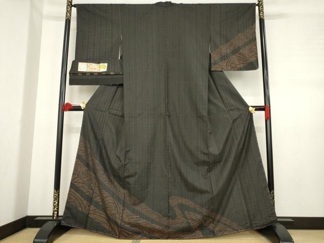 ■■■　サイズ　■■■ 身丈 165cm（肩から） 裄丈 65cm 袖丈 53cm　縫込み 4.5cm 袖幅 32.5cm 前幅 24cm 後幅 29.5cm 着物縫いこみ 内揚げ 4.5cm 裄 お袖側 約1cm　身頃側 約3cm ■■■　商品詳細　■■■ 【正絹】 状態は特に目立ったシミ汚れなどもなく大変良い状態です。 大変上質な逸品になります。 お安く出品致しますので、是非この機会にいかがでしょうか？ ■■■　注意事項　■■■ ■モニター発色の具合により色合いが異なる場合がございます。 ■寸法は多少の誤差が生じる場合がございますのでご了承ください。 ■縫込みの長さが左右非対称の場合は短い部分を記載しております。 左右非対称であってもご返品・お値引き等の保証は出来かねますので、ご了承の上ご購入をお願い致します。 ■シミ等のチェックには注意を払っておりますが、見落としがある場合もございますし、個人の見解も様々ですので神経質な方のご購入はお控えください。 ■箪笥に入っておりました着物や帯なので畳みシワや匂いがあるものもございます。 ■お休みは基本的に土日祝となりますが、その他臨時でお休みする場合がございますのでご了承ください。 ■商品の発送は平日のみの発送となります。 ■夜間と土曜、日曜日はお問い合わせの回答が遅れる場合がございます。 ■当店では、お直し、紋入れ、お手入れ等は承っておりません。 ■生地の状態（ヤケ、経年劣化等）によってはサイズ直しが出来ない場合がございます。 その点もどうかご了承のうえ、ご購入をお願いいたします。 ■弊社で取り扱う商品は一点ものにつき、時期や在庫状況に応じて金額が変更となる場合がございます。 ■検針は行っておりません。予めご了承いただきますようお願いいたします。 ■【洗える着物】と記載のある商品におきましては、商品お届け後に洗濯を行ってしまってからのご返品にはご対応しかねます。 念の為、専門店でのお手入れをお願いいたします。 ■着物のサイズ目安は下記を参考ください↓ ＜女性着物＞　お端折り次第で＋5cm　−1cmが着用可能サイズ 　例）身丈170cmの場合、身長160cm〜175cm ＜男性着物＞　身丈＋約25cm〜27cm程が適応身長 　例）身丈155cmの場合、身長180〜182cm