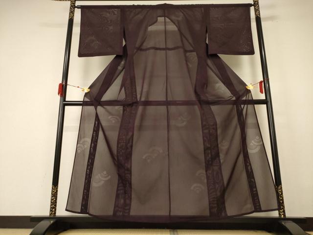 ■■■　サイズ　■■■ 身丈 157.5cm（肩から） 裄丈 64.5cm 袖丈 45cm　縫込み 3cm 袖幅 32cm 前幅 24cm 後幅 29cm 着物縫いこみ 内揚げ 0cm 裄 お袖側 約2cm　身頃側 約2cm ■■■　商品詳細　■■■ 【化繊・紋なし】 状態は接写画像のように衿山に汚れがございますが その他特に目立ったシミ汚れなどもなく大変良い状態です。 お安く出品致しますので、是非この機会にいかがでしょうか？※ご自身で洗濯された場合の保証はできかねます。 専門店にご相談ください。 ■■■　注意事項　■■■ ■モニター発色の具合により色合いが異なる場合がございます。 ■寸法は多少の誤差が生じる場合がございますのでご了承ください。 ■縫込みの長さが左右非対称の場合は短い部分を記載しております。 左右非対称であってもご返品・お値引き等の保証は出来かねますので、ご了承の上ご購入をお願い致します。 ■シミ等のチェックには注意を払っておりますが、見落としがある場合もございますし、個人の見解も様々ですので神経質な方のご購入はお控えください。 ■箪笥に入っておりました着物や帯なので畳みシワや匂いがあるものもございます。 ■お休みは基本的に土日祝となりますが、その他臨時でお休みする場合がございますのでご了承ください。 ■商品の発送は平日のみの発送となります。 ■夜間と土曜、日曜日はお問い合わせの回答が遅れる場合がございます。 ■当店では、お直し、紋入れ、お手入れ等は承っておりません。 ■生地の状態（ヤケ、経年劣化等）によってはサイズ直しが出来ない場合がございます。 その点もどうかご了承のうえ、ご購入をお願いいたします。 ■弊社で取り扱う商品は一点ものにつき、時期や在庫状況に応じて金額が変更となる場合がございます。 ■検針は行っておりません。予めご了承いただきますようお願いいたします。 ■【洗える着物】と記載のある商品におきましては、商品お届け後に洗濯を行ってしまってからのご返品にはご対応しかねます。 念の為、専門店でのお手入れをお願いいたします。 ■着物のサイズ目安は下記を参考ください↓ ＜女性着物＞　お端折り次第で＋5cm　−1cmが着用可能サイズ 　例）身丈170cmの場合、身長160cm〜175cm ＜男性着物＞　身丈＋約25cm〜27cm程が適応身長 　例）身丈155cmの場合、身長180〜182cm