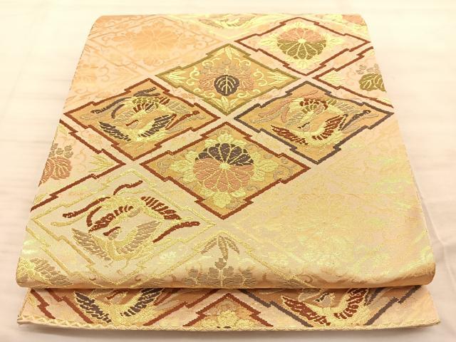 ■■■　サイズ　■■■ 長さ 434cm 幅 31cm程 ■■■　商品詳細　■■■ 【正絹・芯なし】 詳細に関しましては、画像をご確認ください。 大変上質な逸品になります。 お安く出品致しますので、是非この機会にいかがでしょうか？ ■■■　注意事項　■■■ ■モニター発色の具合により色合いが異なる場合がございます。 ■寸法は多少の誤差が生じる場合がございますのでご了承ください。 ■縫込みの長さが左右非対称の場合は短い部分を記載しております。 左右非対称であってもご返品・お値引き等の保証は出来かねますので、ご了承の上ご購入をお願い致します。 ■シミ等のチェックには注意を払っておりますが、見落としがある場合もございますし、個人の見解も様々ですので神経質な方のご購入はお控えください。 ■箪笥に入っておりました着物や帯なので畳みシワや匂いがあるものもございます。 ■お休みは基本的に土日祝となりますが、その他臨時でお休みする場合がございますのでご了承ください。 ■商品の発送は平日のみの発送となります。 ■夜間と土曜、日曜日はお問い合わせの回答が遅れる場合がございます。 ■当店では、お直し、紋入れ、お手入れ等は承っておりません。 ■生地の状態（ヤケ、経年劣化等）によってはサイズ直しが出来ない場合がございます。 その点もどうかご了承のうえ、ご購入をお願いいたします。 ■弊社で取り扱う商品は一点ものにつき、時期や在庫状況に応じて金額が変更となる場合がございます。 ■検針は行っておりません。予めご了承いただきますようお願いいたします。 ■【洗える着物】と記載のある商品におきましては、商品お届け後に洗濯を行ってしまってからのご返品にはご対応しかねます。 念の為、専門店でのお手入れをお願いいたします。 ■着物のサイズ目安は下記を参考ください↓ ＜女性着物＞　お端折り次第で＋5cm　−1cmが着用可能サイズ 　例）身丈170cmの場合、身長160cm〜175cm ＜男性着物＞　身丈＋約25cm〜27cm程が適応身長 　例）身丈155cmの場合、身長180〜182cm
