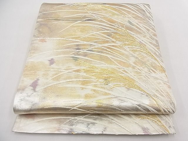 ■■■　サイズ　■■■ 長さ 444cm 幅 30cm程 ■■■　商品詳細　■■■ 【正絹・芯なし】 状態は接写画像のように 裏地に薄いアク、柄止まりに折れ山の薄い汚れがございますが その他特に目立ったシミ汚れなどもなく大変良い状態です。 着用時には見えない部分になりますので、あまり気にならずお召になれるかと思います。 大変上質な逸品になります。 お安く出品致しますので、是非この機会にいかがでしょうか？ ※たれ先未かがりですが着用には問題ありません。 ■■■　注意事項　■■■ ■モニター発色の具合により色合いが異なる場合がございます。 ■寸法は多少の誤差が生じる場合がございますのでご了承ください。 ■縫込みの長さが左右非対称の場合は短い部分を記載しております。 左右非対称であってもご返品・お値引き等の保証は出来かねますので、ご了承の上ご購入をお願い致します。 ■シミ等のチェックには注意を払っておりますが、見落としがある場合もございますし、個人の見解も様々ですので神経質な方のご購入はお控えください。 ■箪笥に入っておりました着物や帯なので畳みシワや匂いがあるものもございます。 ■お休みは基本的に土日祝となりますが、その他臨時でお休みする場合がございますのでご了承ください。 ■商品の発送は平日のみの発送となります。 ■夜間と土曜、日曜日はお問い合わせの回答が遅れる場合がございます。 ■当店では、お直し、紋入れ、お手入れ等は承っておりません。 ■生地の状態（ヤケ、経年劣化等）によってはサイズ直しが出来ない場合がございます。 その点もどうかご了承のうえ、ご購入をお願いいたします。 ■弊社で取り扱う商品は一点ものにつき、時期や在庫状況に応じて金額が変更となる場合がございます。 ■検針は行っておりません。予めご了承いただきますようお願いいたします。 ■【洗える着物】と記載のある商品におきましては、商品お届け後に洗濯を行ってしまってからのご返品にはご対応しかねます。 念の為、専門店でのお手入れをお願いいたします。 ■着物のサイズ目安は下記を参考ください↓ ＜女性着物＞　お端折り次第で＋5cm　−1cmが着用可能サイズ 　例）身丈170cmの場合、身長160cm〜175cm ＜男性着物＞　身丈＋約25cm〜27cm程が適応身長 　例）身丈155cmの場合、身長180〜182cm