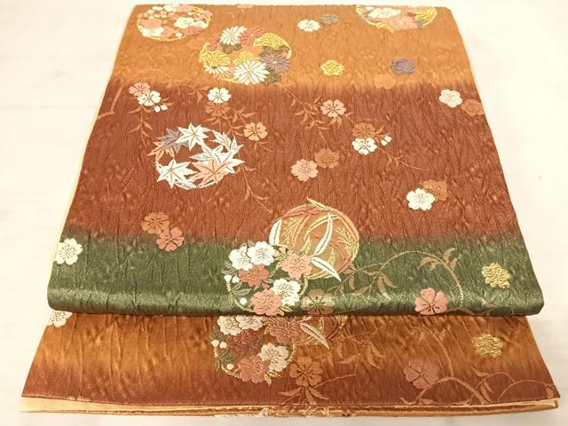 ■■■　サイズ　■■■ 長さ 426cm 幅 30cm程 ■■■　商品詳細　■■■ 【正絹】 詳細に関しましては、画像をご確認ください。 大変上質な逸品になります。 お安く出品致しますので、是非この機会にいかがでしょうか？ ■■■　注意事項　■■■ ■モニター発色の具合により色合いが異なる場合がございます。 ■寸法は多少の誤差が生じる場合がございますのでご了承ください。 ■縫込みの長さが左右非対称の場合は短い部分を記載しております。 左右非対称であってもご返品・お値引き等の保証は出来かねますので、ご了承の上ご購入をお願い致します。 ■シミ等のチェックには注意を払っておりますが、見落としがある場合もございますし、個人の見解も様々ですので神経質な方のご購入はお控えください。 ■箪笥に入っておりました着物や帯なので畳みシワや匂いがあるものもございます。 ■お休みは基本的に土日祝となりますが、その他臨時でお休みする場合がございますのでご了承ください。 ■商品の発送は平日のみの発送となります。 ■夜間と土曜、日曜日はお問い合わせの回答が遅れる場合がございます。 ■当店では、お直し、紋入れ、お手入れ等は承っておりません。 ■生地の状態（ヤケ、経年劣化等）によってはサイズ直しが出来ない場合がございます。 その点もどうかご了承のうえ、ご購入をお願いいたします。 ■弊社で取り扱う商品は一点ものにつき、時期や在庫状況に応じて金額が変更となる場合がございます。 ■検針は行っておりません。予めご了承いただきますようお願いいたします。 ■【洗える着物】と記載のある商品におきましては、商品お届け後に洗濯を行ってしまってからのご返品にはご対応しかねます。 念の為、専門店でのお手入れをお願いいたします。 ■着物のサイズ目安は下記を参考ください↓ ＜女性着物＞　お端折り次第で＋5cm　−1cmが着用可能サイズ 　例）身丈170cmの場合、身長160cm〜175cm ＜男性着物＞　身丈＋約25cm〜27cm程が適応身長 　例）身丈155cmの場合、身長180〜182cm