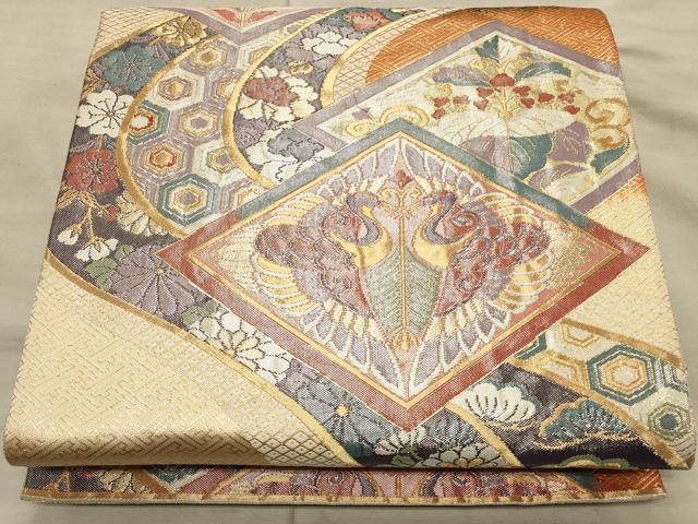 ■■■　サイズ　■■■ 長さ 436cm 幅 31cm程 ■■■　商品詳細　■■■ 【正絹・関西仕立て】 詳細に関しましては、画像をご確認ください。 大変上質な逸品になります。 お安く出品致しますので、是非この機会にいかがでしょうか？ ■■■　注意事項　■■■ ■モニター発色の具合により色合いが異なる場合がございます。 ■寸法は多少の誤差が生じる場合がございますのでご了承ください。 ■縫込みの長さが左右非対称の場合は短い部分を記載しております。 左右非対称であってもご返品・お値引き等の保証は出来かねますので、ご了承の上ご購入をお願い致します。 ■シミ等のチェックには注意を払っておりますが、見落としがある場合もございますし、個人の見解も様々ですので神経質な方のご購入はお控えください。 ■箪笥に入っておりました着物や帯なので畳みシワや匂いがあるものもございます。 ■お休みは基本的に土日祝となりますが、その他臨時でお休みする場合がございますのでご了承ください。 ■商品の発送は平日のみの発送となります。 ■夜間と土曜、日曜日はお問い合わせの回答が遅れる場合がございます。 ■当店では、お直し、紋入れ、お手入れ等は承っておりません。 ■生地の状態（ヤケ、経年劣化等）によってはサイズ直しが出来ない場合がございます。 その点もどうかご了承のうえ、ご購入をお願いいたします。 ■弊社で取り扱う商品は一点ものにつき、時期や在庫状況に応じて金額が変更となる場合がございます。 ■検針は行っておりません。予めご了承いただきますようお願いいたします。 ■【洗える着物】と記載のある商品におきましては、商品お届け後に洗濯を行ってしまってからのご返品にはご対応しかねます。 念の為、専門店でのお手入れをお願いいたします。 ■着物のサイズ目安は下記を参考ください↓ ＜女性着物＞　お端折り次第で＋5cm　−1cmが着用可能サイズ 　例）身丈170cmの場合、身長160cm〜175cm ＜男性着物＞　身丈＋約25cm〜27cm程が適応身長 　例）身丈155cmの場合、身長180〜182cm
