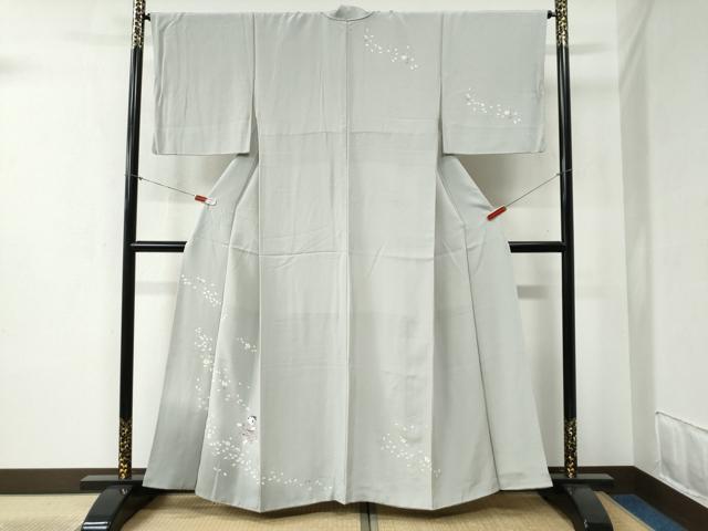 ■■■　サイズ　■■■ 身丈 159cm（肩から） 裄丈 66.5cm 袖丈 49cm　縫込み 4cm 袖幅 35cm 前幅 24cm 後幅 29cm 着物縫いこみ 内揚げ 7cm 裄 お袖側 約3cm　身頃側 約4cm ■■■　商品詳細　■■■ 【正絹】 状態は接写画像のように衿山に薄い汚れがございますが その他特に目立ったシミ汚れなどもなく大変良い状態です。 大変上質な逸品になります。 お安く出品致しますので、是非この機会にいかがでしょうか？ ■■■　注意事項　■■■ ■モニター発色の具合により色合いが異なる場合がございます。 ■寸法は多少の誤差が生じる場合がございますのでご了承ください。 ■縫込みの長さが左右非対称の場合は短い部分を記載しております。 左右非対称であってもご返品・お値引き等の保証は出来かねますので、ご了承の上ご購入をお願い致します。 ■シミ等のチェックには注意を払っておりますが、見落としがある場合もございますし、個人の見解も様々ですので神経質な方のご購入はお控えください。 ■箪笥に入っておりました着物や帯なので畳みシワや匂いがあるものもございます。 ■お休みは基本的に土日祝となりますが、その他臨時でお休みする場合がございますのでご了承ください。 ■商品の発送は平日のみの発送となります。 ■夜間と土曜、日曜日はお問い合わせの回答が遅れる場合がございます。 ■当店では、お直し、紋入れ、お手入れ等は承っておりません。 ■生地の状態（ヤケ、経年劣化等）によってはサイズ直しが出来ない場合がございます。 その点もどうかご了承のうえ、ご購入をお願いいたします。 ■弊社で取り扱う商品は一点ものにつき、時期や在庫状況に応じて金額が変更となる場合がございます。 ■検針は行っておりません。予めご了承いただきますようお願いいたします。 ■【洗える着物】と記載のある商品におきましては、商品お届け後に洗濯を行ってしまってからのご返品にはご対応しかねます。 念の為、専門店でのお手入れをお願いいたします。 ■着物のサイズ目安は下記を参考ください↓ ＜女性着物＞　お端折り次第で＋5cm　−1cmが着用可能サイズ 　例）身丈170cmの場合、身長160cm〜175cm ＜男性着物＞　身丈＋約25cm〜27cm程が適応身長 　例）身丈155cmの場合、身長180〜182cm