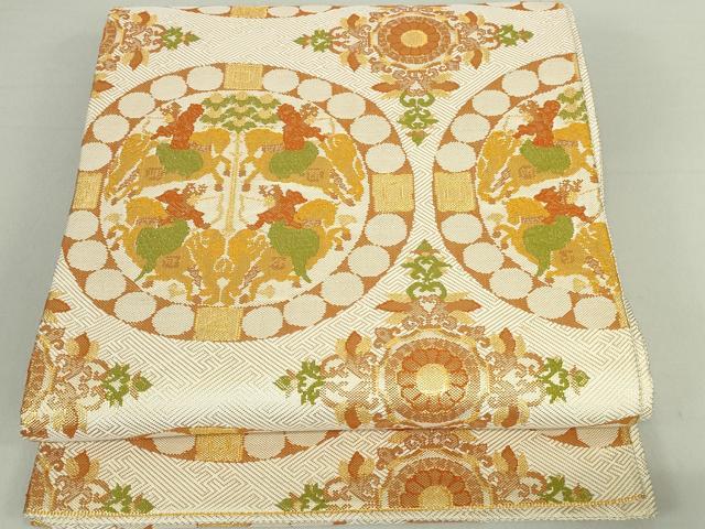 ■■■　サイズ　■■■ 長さ 440cm 幅 30cm程 ■■■　商品詳細　■■■ 【正絹・芯なし】 詳細に関しましては、画像をご確認ください。 大変上質な逸品になります。 お安く出品致しますので、是非この機会にいかがでしょうか？ ■■■　注意事項　■■■ ■モニター発色の具合により色合いが異なる場合がございます。 ■寸法は多少の誤差が生じる場合がございますのでご了承ください。 ■縫込みの長さが左右非対称の場合は短い部分を記載しております。 左右非対称であってもご返品・お値引き等の保証は出来かねますので、ご了承の上ご購入をお願い致します。 ■シミ等のチェックには注意を払っておりますが、見落としがある場合もございますし、個人の見解も様々ですので神経質な方のご購入はお控えください。 ■箪笥に入っておりました着物や帯なので畳みシワや匂いがあるものもございます。 ■お休みは基本的に土日祝となりますが、その他臨時でお休みする場合がございますのでご了承ください。 ■商品の発送は平日のみの発送となります。 ■夜間と土曜、日曜日はお問い合わせの回答が遅れる場合がございます。 ■当店では、お直し、紋入れ、お手入れ等は承っておりません。 ■生地の状態（ヤケ、経年劣化等）によってはサイズ直しが出来ない場合がございます。 その点もどうかご了承のうえ、ご購入をお願いいたします。 ■弊社で取り扱う商品は一点ものにつき、時期や在庫状況に応じて金額が変更となる場合がございます。 ■検針は行っておりません。予めご了承いただきますようお願いいたします。 ■【洗える着物】と記載のある商品におきましては、商品お届け後に洗濯を行ってしまってからのご返品にはご対応しかねます。 念の為、専門店でのお手入れをお願いいたします。 ■着物のサイズ目安は下記を参考ください↓ ＜女性着物＞　お端折り次第で＋5cm　−1cmが着用可能サイズ 　例）身丈170cmの場合、身長160cm〜175cm ＜男性着物＞　身丈＋約25cm〜27cm程が適応身長 　例）身丈155cmの場合、身長180〜182cm
