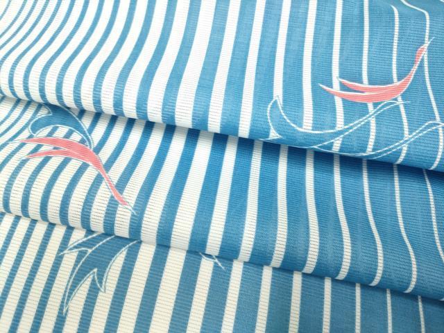 ■■■　サイズ　■■■ 身丈 149.5cm（肩から） 裄丈 67cm 袖丈 48cm　縫込み 1.5cm 袖幅 33cm 前幅 23cm 後幅 30.5cm 着物縫いこみ 内揚げ 0cm 裄 お袖側 約2cm　身頃側 約0cm ■■■　商品詳細　■■■ 【化繊】 状態は接写画像のように右袖に薄い汚れがございますが その他特に目立ったシミ汚れなどもなく大変良い状態です。 お安く出品致しますので、是非この機会にいかがでしょうか？ ■■■　注意事項　■■■ ■モニター発色の具合により色合いが異なる場合がございます。 ■寸法は多少の誤差が生じる場合がございますのでご了承ください。 ■シミ等のチェックには注意を払っておりますが、見落としがある場合もございますし、個人の見解も様々ですので神経質な方のご購入はお控えください。 ■箪笥に入っておりました着物や帯なので畳みシワや匂いがあるものもございます。 ■お休みは基本的に土日祝となりますが、その他臨時でお休みする場合がございますのでご了承ください。 ■商品の発送は平日のみの発送となります。 ■夜間と土曜、日曜日はお問い合わせの回答が遅れる場合がございます。 ■当店では、お直し、紋入れ、お手入れ等は承っておりません。 ■生地の状態（ヤケ、経年劣化等）によってはサイズ直しが出来ない場合がございます。 その点もどうかご了承のうえ、ご購入をお願いいたします。 ■着物のサイズ目安は下記を参考ください↓ ＜女性着物＞　身長-10cm+5cmが着用可能サイズ(お端折り次第) 　例）身長160cmの方→着物身丈150cm〜165cm ＜男性着物＞　身長-27cm ±5cmが着用可能サイズ 　例）身長170cmの方→着物身丈138cm〜148cm