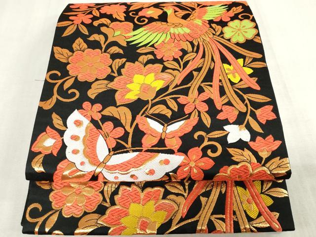 ■■■　サイズ　■■■ 長さ 398cm　幅 26.5cm程 ■■■　商品詳細　■■■ 【化繊・芯なし】 状態は接写画像のように表地所々に色抜けがございます。 お安く出品致しますので、是非この機会にいかがでしょうか？ ■■■　注意事項　■■■ ■モニター発色の具合により色合いが異なる場合がございます。 ■寸法は多少の誤差が生じる場合がございますのでご了承ください。 ■縫込みの長さが左右非対称の場合は短い部分を記載しております。 左右非対称であってもご返品・お値引き等の保証は出来かねますので、ご了承の上ご購入をお願い致します。 ■シミ等のチェックには注意を払っておりますが、見落としがある場合もございますし、個人の見解も様々ですので神経質な方のご購入はお控えください。 ■箪笥に入っておりました着物や帯なので畳みシワや匂いがあるものもございます。 ■お休みは基本的に土日祝となりますが、その他臨時でお休みする場合がございますのでご了承ください。 ■商品の発送は平日のみの発送となります。 ■夜間と土曜、日曜日はお問い合わせの回答が遅れる場合がございます。 ■当店では、お直し、紋入れ、お手入れ等は承っておりません。 ■生地の状態（ヤケ、経年劣化等）によってはサイズ直しが出来ない場合がございます。 その点もどうかご了承のうえ、ご購入をお願いいたします。 ■弊社で取り扱う商品は一点ものにつき、時期や在庫状況に応じて金額が変更となる場合がございます。 ■検針は行っておりません。予めご了承いただきますようお願いいたします。 ■【洗える着物】と記載のある商品におきましては、商品お届け後に洗濯を行ってしまってからのご返品にはご対応しかねます。 念の為、専門店でのお手入れをお願いいたします。 ■写真に写っている物が全てになります。それ以外の付属品はございませんのでご了承ください。 ■状態に関する写真につきましては、掲載可能な写真枚数に限りがあるため、各箇所につき1枚参考画像を掲載しております。 ■着物のサイズ目安は下記を参考ください↓ ＜女性着物＞　お端折り次第で＋5cm　−1cmが着用可能サイズ 　例）身丈170cmの場合、身長160cm〜175cm ＜男性着物＞　身丈＋約25cm〜27cm程が適応身長 　例）身丈155cmの場合、身長180〜182cm