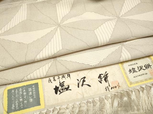 ■■■　サイズ　■■■ 身丈 164cm（肩から） 裄丈 66cm 袖丈 49.5cm　縫込み 7.5cm 袖幅 33.5cm 前幅 23cm 後幅 29cm 着物縫いこみ 内揚げ 3cm 裄 お袖側 約2cm　身頃側 約2cm ■■■　商品詳細　■■■ 【正絹】 状態は接写画像のように衿先・衿山・上前に薄い汚れがございますが その他特に目立ったシミ汚れなどもなく大変良い状態です。 大変上質な逸品になります。 お安く出品致しますので、是非この機会にいかがでしょうか？ ■■■　注意事項　■■■ ■モニター発色の具合により色合いが異なる場合がございます。 ■寸法は多少の誤差が生じる場合がございますのでご了承ください。 ■縫込みの長さが左右非対称の場合は短い部分を記載しております。 左右非対称であってもご返品・お値引き等の保証は出来かねますので、ご了承の上ご購入をお願い致します。 ■シミ等のチェックには注意を払っておりますが、見落としがある場合もございますし、個人の見解も様々ですので神経質な方のご購入はお控えください。 ■箪笥に入っておりました着物や帯なので畳みシワや匂いがあるものもございます。 ■お休みは基本的に土日祝となりますが、その他臨時でお休みする場合がございますのでご了承ください。 ■商品の発送は平日のみの発送となります。 ■夜間と土曜、日曜日はお問い合わせの回答が遅れる場合がございます。 ■当店では、お直し、紋入れ、お手入れ等は承っておりません。 ■生地の状態（ヤケ、経年劣化等）によってはサイズ直しが出来ない場合がございます。 その点もどうかご了承のうえ、ご購入をお願いいたします。 ■弊社で取り扱う商品は一点ものにつき、時期や在庫状況に応じて金額が変更となる場合がございます。 ■検針は行っておりません。予めご了承いただきますようお願いいたします。 ■【洗える着物】と記載のある商品におきましては、商品お届け後に洗濯を行ってしまってからのご返品にはご対応しかねます。 念の為、専門店でのお手入れをお願いいたします。 ■着物のサイズ目安は下記を参考ください↓ ＜女性着物＞　お端折り次第で＋5?　−10?が着用可能サイズ 　例）身丈170?の場合、身長160?〜175? ＜男性着物＞　身丈＋約25?〜27?程が適応身長 　例）身丈155?の場合、身長180〜182?