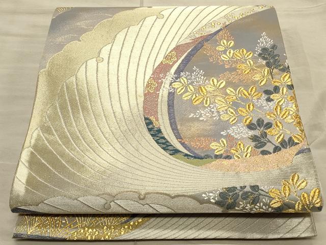 ■■■　サイズ　■■■ 長さ 430cm 幅 30.5cm程 ■■■　商品詳細　■■■ 【正絹】 詳細に関しましては、画像をご確認ください。 大変上質な逸品になります。 お安く出品致しますので、是非この機会にいかがでしょうか？ ■■■　注意事項　■■■ ■モニター発色の具合により色合いが異なる場合がございます。 ■寸法は多少の誤差が生じる場合がございますのでご了承ください。 ■縫込みの長さが左右非対称の場合は短い部分を記載しております。 左右非対称であってもご返品・お値引き等の保証は出来かねますので、ご了承の上ご購入をお願い致します。 ■シミ等のチェックには注意を払っておりますが、見落としがある場合もございますし、個人の見解も様々ですので神経質な方のご購入はお控えください。 ■箪笥に入っておりました着物や帯なので畳みシワや匂いがあるものもございます。 ■お休みは基本的に土日祝となりますが、その他臨時でお休みする場合がございますのでご了承ください。 ■商品の発送は平日のみの発送となります。 ■夜間と土曜、日曜日はお問い合わせの回答が遅れる場合がございます。 ■当店では、お直し、紋入れ、お手入れ等は承っておりません。 ■生地の状態（ヤケ、経年劣化等）によってはサイズ直しが出来ない場合がございます。 その点もどうかご了承のうえ、ご購入をお願いいたします。 ■弊社で取り扱う商品は一点ものにつき、時期や在庫状況に応じて金額が変更となる場合がございます。 ■検針は行っておりません。予めご了承いただきますようお願いいたします。 ■【洗える着物】と記載のある商品におきましては、商品お届け後に洗濯を行ってしまってからのご返品にはご対応しかねます。 念の為、専門店でのお手入れをお願いいたします。 ■着物のサイズ目安は下記を参考ください↓ ＜女性着物＞　お端折り次第で＋5cm　−1cmが着用可能サイズ 　例）身丈170cmの場合、身長160cm〜175cm ＜男性着物＞　身丈＋約25cm〜27cm程が適応身長 　例）身丈155cmの場合、身長180〜182cm