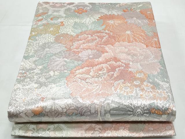 ■■■　サイズ　■■■ 長さ 440cm 幅 30.5cm程 ■■■　商品詳細　■■■ 【正絹・芯なし】 詳細に関しましては、画像をご確認ください。 大変上質な逸品になります。 お安く出品致しますので、是非この機会にいかがでしょうか？ ■■■　注意事項　■■■ ■モニター発色の具合により色合いが異なる場合がございます。 ■寸法は多少の誤差が生じる場合がございますのでご了承ください。 ■縫込みの長さが左右非対称の場合は短い部分を記載しております。 左右非対称であってもご返品・お値引き等の保証は出来かねますので、ご了承の上ご購入をお願い致します。 ■シミ等のチェックには注意を払っておりますが、見落としがある場合もございますし、個人の見解も様々ですので神経質な方のご購入はお控えください。 ■箪笥に入っておりました着物や帯なので畳みシワや匂いがあるものもございます。 ■お休みは基本的に土日祝となりますが、その他臨時でお休みする場合がございますのでご了承ください。 ■商品の発送は平日のみの発送となります。 ■夜間と土曜、日曜日はお問い合わせの回答が遅れる場合がございます。 ■当店では、お直し、紋入れ、お手入れ等は承っておりません。 ■生地の状態（ヤケ、経年劣化等）によってはサイズ直しが出来ない場合がございます。 その点もどうかご了承のうえ、ご購入をお願いいたします。 ■弊社で取り扱う商品は一点ものにつき、時期や在庫状況に応じて金額が変更となる場合がございます。 ■検針は行っておりません。予めご了承いただきますようお願いいたします。 ■【洗える着物】と記載のある商品におきましては、商品お届け後に洗濯を行ってしまってからのご返品にはご対応しかねます。 念の為、専門店でのお手入れをお願いいたします。 ■着物のサイズ目安は下記を参考ください↓ ＜女性着物＞　お端折り次第で＋5cm　−1cmが着用可能サイズ 　例）身丈170cmの場合、身長160cm〜175cm ＜男性着物＞　身丈＋約25cm〜27cm程が適応身長 　例）身丈155cmの場合、身長180〜182cm