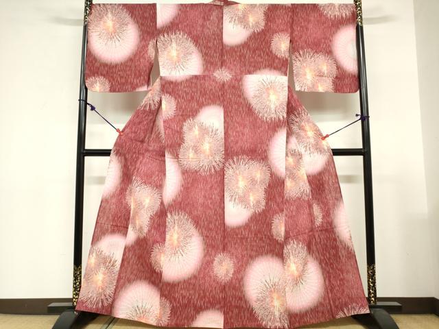 ■■■　サイズ　■■■ 身丈 162cm（肩から） 裄丈 70cm 袖丈 48cm　縫込み 5cm 袖幅 35.5cm 前幅 23.5cm 後幅 32cm 着物縫いこみ 内揚げ 0cm 裄 お袖側 約1.5cm　身頃側 約1.5cm ■■■　商品詳細　■■■ 【綿】 状態は特に目立ったシミ汚れなどもなく大変良い状態です。 大変上質な逸品になります。 お安く出品致しますので、是非この機会にいかがでしょうか？ ■■■　注意事項　■■■ ■モニター発色の具合により色合いが異なる場合がございます。 ■寸法は多少の誤差が生じる場合がございますのでご了承ください。 ■縫込みの長さが左右非対称の場合は短い部分を記載しております。 左右非対称であってもご返品・お値引き等の保証は出来かねますので、ご了承の上ご購入をお願い致します。 ■シミ等のチェックには注意を払っておりますが、見落としがある場合もございますし、個人の見解も様々ですので神経質な方のご購入はお控えください。 ■箪笥に入っておりました着物や帯なので畳みシワや匂いがあるものもございます。 ■お休みは基本的に土日祝となりますが、その他臨時でお休みする場合がございますのでご了承ください。 ■商品の発送は平日のみの発送となります。 ■夜間と土曜、日曜日はお問い合わせの回答が遅れる場合がございます。 ■当店では、お直し、紋入れ、お手入れ等は承っておりません。 ■生地の状態（ヤケ、経年劣化等）によってはサイズ直しが出来ない場合がございます。 その点もどうかご了承のうえ、ご購入をお願いいたします。 ■弊社で取り扱う商品は一点ものにつき、時期や在庫状況に応じて金額が変更となる場合がございます。 ■検針は行っておりません。予めご了承いただきますようお願いいたします。 ■【洗える着物】と記載のある商品におきましては、商品お届け後に洗濯を行ってしまってからのご返品にはご対応しかねます。 念の為、専門店でのお手入れをお願いいたします。 ■写真に写っている物が全てになります。それ以外の付属品はございませんのでご了承ください。 ■状態に関する写真につきましては、掲載可能な写真枚数に限りがあるため、各箇所につき1枚参考画像を掲載しております。 ■着物のサイズ目安は下記を参考ください↓ ＜女性着物＞　お端折り次第で＋5cm　−1cmが着用可能サイズ 　例）身丈170cmの場合、身長160cm〜175cm ＜男性着物＞　身丈＋約25cm〜27cm程が適応身長 　例）身丈155cmの場合、身長180〜182cm