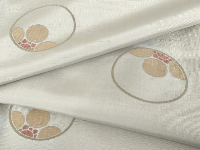 ■■■　サイズ　■■■ 身丈 160.5cm（肩から） 裄丈 64.5cm 袖丈 49cm　縫込み 7cm 袖幅 34cm 前幅 25cm 後幅 29.5cm 着物縫いこみ 内揚げ 6cm 裄 お袖側 約2.5cm　身頃側 約6cm ■■■　商品詳細　■■■ 【正絹】 状態は接写画像のように後身頃・衿山に薄い汚れがございますが その他特に目立ったシミ汚れなどもなく大変良い状態です。 大変上質な逸品になります。 お安く出品致しますので、是非この機会にいかがでしょうか？ ■■■　注意事項　■■■ ■モニター発色の具合により色合いが異なる場合がございます。 ■寸法は多少の誤差が生じる場合がございますのでご了承ください。 ■縫込みの長さが左右非対称の場合は短い部分を記載しております。 左右非対称であってもご返品・お値引き等の保証は出来かねますので、ご了承の上ご購入をお願い致します。 ■シミ等のチェックには注意を払っておりますが、見落としがある場合もございますし、個人の見解も様々ですので神経質な方のご購入はお控えください。 ■箪笥に入っておりました着物や帯なので畳みシワや匂いがあるものもございます。 ■お休みは基本的に土日祝となりますが、その他臨時でお休みする場合がございますのでご了承ください。 ■商品の発送は平日のみの発送となります。 ■夜間と土曜、日曜日はお問い合わせの回答が遅れる場合がございます。 ■当店では、お直し、紋入れ、お手入れ等は承っておりません。 ■生地の状態（ヤケ、経年劣化等）によってはサイズ直しが出来ない場合がございます。 その点もどうかご了承のうえ、ご購入をお願いいたします。 ■弊社で取り扱う商品は一点ものにつき、時期や在庫状況に応じて金額が変更となる場合がございます。 ■検針は行っておりません。予めご了承いただきますようお願いいたします。 ■【洗える着物】と記載のある商品におきましては、商品お届け後に洗濯を行ってしまってからのご返品にはご対応しかねます。 念の為、専門店でのお手入れをお願いいたします。 ■着物のサイズ目安は下記を参考ください↓ ＜女性着物＞　お端折り次第で＋5cm　−1cmが着用可能サイズ 　例）身丈170cmの場合、身長160cm〜175cm ＜男性着物＞　身丈＋約25cm〜27cm程が適応身長 　例）身丈155cmの場合、身長180〜182cm