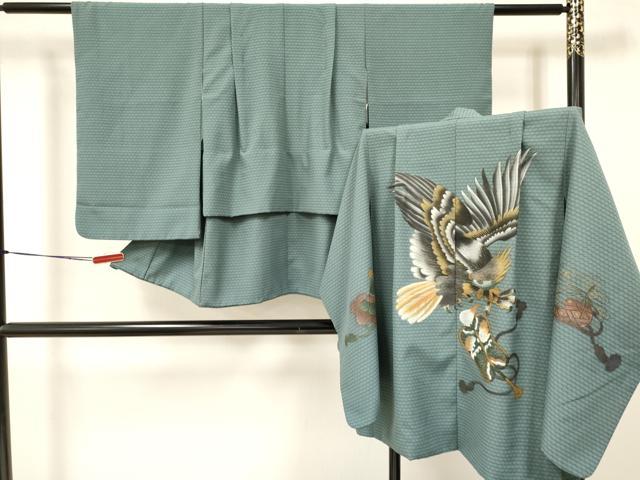 ■■■　サイズ　■■■ 【祝着】 身丈 72cm（肩から） 裄丈 50.5cm（肩上げ　2.5cm） 袖丈 56cm　縫込み 1cm 袖幅 31cm 前幅 19cm 後幅 24.5cm 着物縫いこみ 内揚げ 0cm （腰上げ　15cm） 裄 お袖側 約1.5cm　身頃側 約3.5cm 【羽織】 身丈 69.5cm（肩から） 裄丈 50.5cm（肩上げ　2.5cm） 袖丈 56cm　縫込み 1.5cm 袖幅 31cm 前幅 19cm 後幅 25cm （腰上げ　0cm） 裄 お袖側 約1.5cm　身頃側 約1cm ■■■　商品詳細　■■■ 着物・羽織【化繊・重ね衿：取り外し可能】のいずれも 状態は特に目立ったシミ汚れなどもなく大変良い状態です。 お安く出品致しますので、是非この機会にいかがでしょうか？ ※ご自身で洗濯された場合の保証はできかねます。専門店にご相談ください。 ■■■　注意事項　■■■ ■モニター発色の具合により色合いが異なる場合がございます。 ■寸法は多少の誤差が生じる場合がございますのでご了承ください。 ■縫込みの長さが左右非対称の場合は短い部分を記載しております。 左右非対称であってもご返品・お値引き等の保証は出来かねますので、ご了承の上ご購入をお願い致します。 ■シミ等のチェックには注意を払っておりますが、見落としがある場合もございますし、個人の見解も様々ですので神経質な方のご購入はお控えください。 ■箪笥に入っておりました着物や帯なので畳みシワや匂いがあるものもございます。 ■お休みは基本的に土日祝となりますが、その他臨時でお休みする場合がございますのでご了承ください。 ■商品の発送は平日のみの発送となります。 ■夜間と土曜、日曜日はお問い合わせの回答が遅れる場合がございます。 ■当店では、お直し、紋入れ、お手入れ等は承っておりません。 ■生地の状態（ヤケ、経年劣化等）によってはサイズ直しが出来ない場合がございます。 その点もどうかご了承のうえ、ご購入をお願いいたします。 ■弊社で取り扱う商品は一点ものにつき、時期や在庫状況に応じて金額が変更となる場合がございます。 ■検針は行っておりません。予めご了承いただきますようお願いいたします。 ■【洗える着物】と記載のある商品におきましては、商品お届け後に洗濯を行ってしまってからのご返品にはご対応しかねます。 念の為、専門店でのお手入れをお願いいたします。 ■着物のサイズ目安は下記を参考ください↓ ＜女性着物＞　お端折り次第で＋5cm　−1cmが着用可能サイズ 　例）身丈170cmの場合、身長160cm〜175cm ＜男性着物＞　身丈＋約25cm〜27cm程が適応身長 　例）身丈155cmの場合、身長180〜182cm
