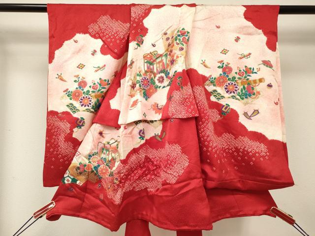 ■■■　サイズ　■■■ 【着物】 身丈 69cm（肩から） 裄丈 36cm 袖丈 57.5cm 肩上げ　約4.5cm 腰上げ　約14.5cm ■■■　商品詳細　■■■ 産着【正絹】 状態は接写画像のように表地所々に薄い汚れがございます。 大変上質な逸品になりますので ぜひお手入れをされてお召しになられてはいかがでしょうか。 お安く出品致しますので、是非この機会にいかがでしょうか？ ※襦袢の付属がございません。 ■■■　注意事項　■■■ ■モニター発色の具合により色合いが異なる場合がございます。 ■寸法は多少の誤差が生じる場合がございますのでご了承ください。 ■縫込みの長さが左右非対称の場合は短い部分を記載しております。 左右非対称であってもご返品・お値引き等の保証は出来かねますので、ご了承の上ご購入をお願い致します。 ■シミ等のチェックには注意を払っておりますが、見落としがある場合もございますし、個人の見解も様々ですので神経質な方のご購入はお控えください。 ■箪笥に入っておりました着物や帯なので畳みシワや匂いがあるものもございます。 ■お休みは基本的に土日祝となりますが、その他臨時でお休みする場合がございますのでご了承ください。 ■商品の発送は平日のみの発送となります。 ■夜間と土曜、日曜日はお問い合わせの回答が遅れる場合がございます。 ■当店では、お直し、紋入れ、お手入れ等は承っておりません。 ■生地の状態（ヤケ、経年劣化等）によってはサイズ直しが出来ない場合がございます。 その点もどうかご了承のうえ、ご購入をお願いいたします。 ■弊社で取り扱う商品は一点ものにつき、時期や在庫状況に応じて金額が変更となる場合がございます。 ■検針は行っておりません。予めご了承いただきますようお願いいたします。 ■【洗える着物】と記載のある商品におきましては、商品お届け後に洗濯を行ってしまってからのご返品にはご対応しかねます。 念の為、専門店でのお手入れをお願いいたします。 ■写真に写っている物が全てになります。それ以外の付属品はございませんのでご了承ください。 ■状態に関する写真につきましては、掲載可能な写真枚数に限りがあるため、各箇所につき1枚参考画像を掲載しております。 ■着物のサイズ目安は下記を参考ください↓ ＜女性着物＞　お端折り次第で＋5cm　－1cmが着用可能サイズ 　例）身丈170cmの場合、身長160cm～175cm ＜男性着物＞　身丈＋約25cm～27cm程が適応身長 　例）身丈155cmの場合、身長180～182cm