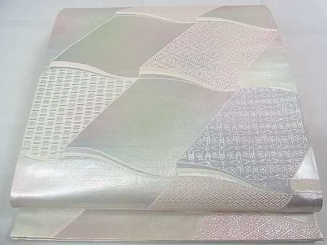 ■■■　サイズ　■■■ 長さ 426cm 幅 30.5cm程 ■■■　商品詳細　■■■ 【正絹】 詳細に関しましては、画像をご確認ください。 大変上質な逸品になります。 お安く出品致しますので、是非この機会にいかがでしょうか？ ■■■　注意事項　■■■ ■モニター発色の具合により色合いが異なる場合がございます。 ■寸法は多少の誤差が生じる場合がございますのでご了承ください。 ■縫込みの長さが左右非対称の場合は短い部分を記載しております。 左右非対称であってもご返品・お値引き等の保証は出来かねますので、ご了承の上ご購入をお願い致します。 ■シミ等のチェックには注意を払っておりますが、見落としがある場合もございますし、個人の見解も様々ですので神経質な方のご購入はお控えください。 ■箪笥に入っておりました着物や帯なので畳みシワや匂いがあるものもございます。 ■お休みは基本的に土日祝となりますが、その他臨時でお休みする場合がございますのでご了承ください。 ■商品の発送は平日のみの発送となります。 ■夜間と土曜、日曜日はお問い合わせの回答が遅れる場合がございます。 ■当店では、お直し、紋入れ、お手入れ等は承っておりません。 ■生地の状態（ヤケ、経年劣化等）によってはサイズ直しが出来ない場合がございます。 その点もどうかご了承のうえ、ご購入をお願いいたします。 ■弊社で取り扱う商品は一点ものにつき、時期や在庫状況に応じて金額が変更となる場合がございます。 ■検針は行っておりません。予めご了承いただきますようお願いいたします。 ■【洗える着物】と記載のある商品におきましては、商品お届け後に洗濯を行ってしまってからのご返品にはご対応しかねます。 念の為、専門店でのお手入れをお願いいたします。 ■着物のサイズ目安は下記を参考ください↓ ＜女性着物＞　お端折り次第で＋5cm　−1cmが着用可能サイズ 　例）身丈170cmの場合、身長160cm〜175cm ＜男性着物＞　身丈＋約25cm〜27cm程が適応身長 　例）身丈155cmの場合、身長180〜182cm