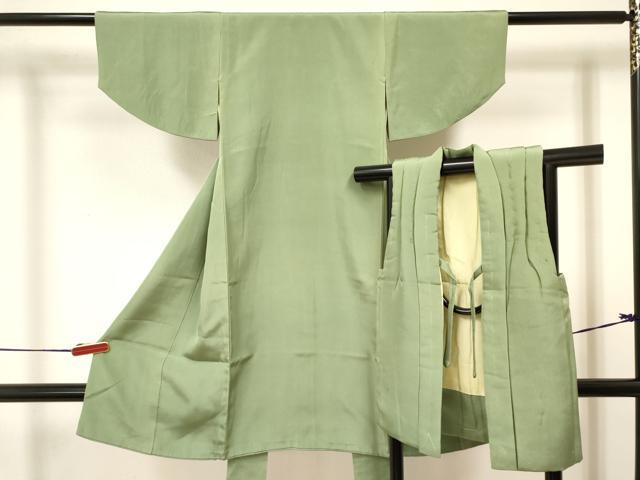 ■■■　サイズ　■■■ 【祝着】 身丈 91.5cm（肩から） 裄丈 42cm（肩上げ　0cm） 袖丈 27.5cm　縫込み 1.5cm 袖幅 25cm 前幅 15cm 後幅 16.5cm 着物縫いこみ 内揚げ 0cm （腰上げ　0cm） 裄 お袖側 約4cm　身頃側 約0cm 【被布】 身丈 53cm（肩から） 裄丈 13cm（肩上げ　2cm） ■■■　商品詳細　■■■ 着物【正絹】の 状態は接写画像のように胴裏に薄い汚れがございますがその他表地は特に目立ったシミ汚れなどもなく大変良い状態です。 気にならない方であればそのままお召しになれるかと思います。 被布【正絹・一つ紋】の 状態は特に目立ったシミ汚れなどもなく大変良い状態です。 大変上質な逸品になります。 お安く出品致しますので、是非この機会にいかがでしょうか？ ※着物の肩上げと腰上げがされておりません。 ■■■　注意事項　■■■ ■モニター発色の具合により色合いが異なる場合がございます。 ■寸法は多少の誤差が生じる場合がございますのでご了承ください。 ■縫込みの長さが左右非対称の場合は短い部分を記載しております。 左右非対称であってもご返品・お値引き等の保証は出来かねますので、ご了承の上ご購入をお願い致します。 ■シミ等のチェックには注意を払っておりますが、見落としがある場合もございますし、個人の見解も様々ですので神経質な方のご購入はお控えください。 ■箪笥に入っておりました着物や帯なので畳みシワや匂いがあるものもございます。 ■お休みは基本的に土日祝となりますが、その他臨時でお休みする場合がございますのでご了承ください。 ■商品の発送は平日のみの発送となります。 ■夜間と土曜、日曜日はお問い合わせの回答が遅れる場合がございます。 ■当店では、お直し、紋入れ、お手入れ等は承っておりません。 ■生地の状態（ヤケ、経年劣化等）によってはサイズ直しが出来ない場合がございます。 その点もどうかご了承のうえ、ご購入をお願いいたします。 ■弊社で取り扱う商品は一点ものにつき、時期や在庫状況に応じて金額が変更となる場合がございます。 ■検針は行っておりません。予めご了承いただきますようお願いいたします。 ■【洗える着物】と記載のある商品におきましては、商品お届け後に洗濯を行ってしまってからのご返品にはご対応しかねます。 念の為、専門店でのお手入れをお願いいたします。 ■着物のサイズ目安は下記を参考ください↓ ＜女性着物＞　お端折り次第で＋5cm　−1cmが着用可能サイズ 　例）身丈170cmの場合、身長160cm〜175cm ＜男性着物＞　身丈＋約25cm〜27cm程が適応身長 　例）身丈155cmの場合、身長180〜182cm
