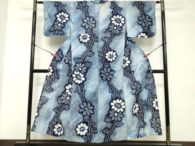 ■■■　サイズ　■■■ 身丈 152cm（肩から） 裄丈 62cm 袖丈 41cm　縫込み 4cm 袖幅 31cm 前幅 26cm 後幅 30cm 着物縫いこみ 内揚げ 0cm 裄 お袖側 約3cm　身頃側 約4cm ■■■　商品詳細　■■■ 【綿】 状態は接写画像のように後身頃・右袖前後・肩当て・衿山・下前に薄い汚れがございますが その他特に目立ったシミ汚れなどもなく大変良い状態です。 人気の高い“有松鳴海絞り”の浴衣でございます。 “鳴海絞り”ならではの表情を生み出す立体感と 淡いぼかしで息を吹き込まれ、 今にも動き出しそうな迫力を放っております。 夏祭りや花火大会、これから増えるイベントに連れ立って、 より夏をお楽しみ下さいませ。 大変上質な逸品になります。 お安く出品致しますので、是非この機会にいかがでしょうか？ ■■■　注意事項　■■■ ■モニター発色の具合により色合いが異なる場合がございます。 ■寸法は多少の誤差が生じる場合がございますのでご了承ください。 ■縫込みの長さが左右非対称の場合は短い部分を記載しております。 左右非対称であってもご返品・お値引き等の保証は出来かねますので、ご了承の上ご購入をお願い致します。 ■シミ等のチェックには注意を払っておりますが、見落としがある場合もございますし、個人の見解も様々ですので神経質な方のご購入はお控えください。 ■箪笥に入っておりました着物や帯なので畳みシワや匂いがあるものもございます。 ■お休みは基本的に土日祝となりますが、その他臨時でお休みする場合がございますのでご了承ください。 ■商品の発送は平日のみの発送となります。 ■夜間と土曜、日曜日はお問い合わせの回答が遅れる場合がございます。 ■当店では、お直し、紋入れ、お手入れ等は承っておりません。 ■生地の状態（ヤケ、経年劣化等）によってはサイズ直しが出来ない場合がございます。 その点もどうかご了承のうえ、ご購入をお願いいたします。 ■弊社で取り扱う商品は一点ものにつき、時期や在庫状況に応じて金額が変更となる場合がございます。 ■検針は行っておりません。予めご了承いただきますようお願いいたします。 ■【洗える着物】と記載のある商品におきましては、商品お届け後に洗濯を行ってしまってからのご返品にはご対応しかねます。 念の為、専門店でのお手入れをお願いいたします。 ■着物のサイズ目安は下記を参考ください↓ ＜女性着物＞　お端折り次第で＋5cm　−1cmが着用可能サイズ 　例）身丈170cmの場合、身長160cm〜175cm ＜男性着物＞　身丈＋約25cm〜27cm程が適応身長 　例）身丈155cmの場合、身長180〜182cm