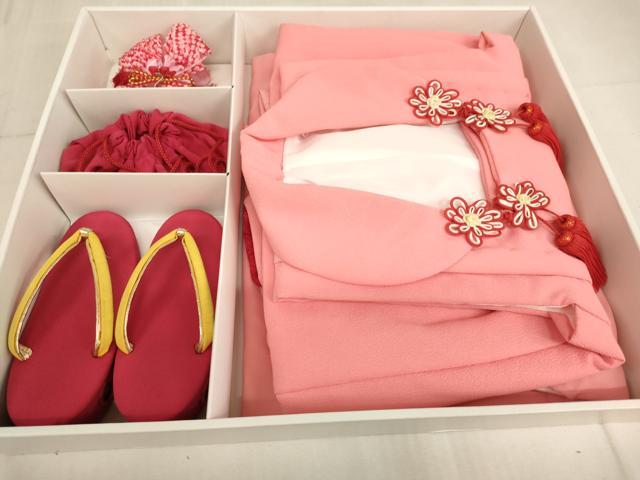 平和屋着物[]七五三　女の子　3歳　祝着　三つ身　被布・草履・巾着・髪飾りセット　刺繍　舞蝶文　箱付き　洗える着物　AAAU5201ja