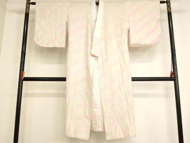 ■■■　サイズ　■■■ 身丈 126cm（肩から） 裄丈 60.5cm 袖丈 47cm　縫込み 3cm 袖幅 30.5cm 前幅 29cm 後幅 30.5cm 着物縫いこみ 内揚げ 3.5cm 裄 お袖側 約3cm　身頃側 約2cm ■■■　商品詳細　■■■ 【正絹】 状態は画像を添付しておりますので、そちらをご確認下さいますよう宜しくお願い致します。 大変上質な逸品になります。 お安く出品致しますので、是非この機会にいかがでしょうか？ ■■■　注意事項　■■■ ■モニター発色の具合により色合いが異なる場合がございます。 ■寸法は多少の誤差が生じる場合がございますのでご了承ください。 ■縫込みの長さが左右非対称の場合は短い部分を記載しております。 左右非対称であってもご返品・お値引き等の保証は出来かねますので、ご了承の上ご購入をお願い致します。 ■シミ等のチェックには注意を払っておりますが、見落としがある場合もございますし、個人の見解も様々ですので神経質な方のご購入はお控えください。 ■箪笥に入っておりました着物や帯なので畳みシワや匂いがあるものもございます。 ■お休みは基本的に土日祝となりますが、その他臨時でお休みする場合がございますのでご了承ください。 ■商品の発送は平日のみの発送となります。 ■夜間と土曜、日曜日はお問い合わせの回答が遅れる場合がございます。 ■当店では、お直し、紋入れ、お手入れ等は承っておりません。 ■生地の状態（ヤケ、経年劣化等）によってはサイズ直しが出来ない場合がございます。 その点もどうかご了承のうえ、ご購入をお願いいたします。 ■弊社で取り扱う商品は一点ものにつき、時期や在庫状況に応じて金額が変更となる場合がございます。 ■検針は行っておりません。予めご了承いただきますようお願いいたします。 ■【洗える着物】と記載のある商品におきましては、商品お届け後に洗濯を行ってしまってからのご返品にはご対応しかねます。 念の為、専門店でのお手入れをお願いいたします。 ■着物のサイズ目安は下記を参考ください↓ ＜女性着物＞　お端折り次第で＋5cm　−1cmが着用可能サイズ 　例）身丈170cmの場合、身長160cm〜175cm ＜男性着物＞　身丈＋約25cm〜27cm程が適応身長 　例）身丈155cmの場合、身長180〜182cm