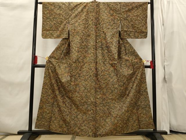■■■　サイズ　■■■ 身丈 158cm（肩から） 裄丈 64cm 袖丈 46cm　縫込み 2.5cm 袖幅 32.5cm 前幅 23cm 後幅 30cm 着物縫いこみ 内揚げ 0cm 裄 お袖側 約2.5cm　身頃側 約2.5cm ■■■　商品詳細　■■■ 【正絹】 状態は画像を添付しておりますので、そちらをご確認下さいますよう宜しくお願い致します。 大変上質な逸品になります。 お安く出品致しますので、是非この機会にいかがでしょうか？ ■■■　注意事項　■■■ ■モニター発色の具合により色合いが異なる場合がございます。 ■寸法は多少の誤差が生じる場合がございますのでご了承ください。 ■縫込みの長さが左右非対称の場合は短い部分を記載しております。 左右非対称であってもご返品・お値引き等の保証は出来かねますので、ご了承の上ご購入をお願い致します。 ■シミ等のチェックには注意を払っておりますが、見落としがある場合もございますし、個人の見解も様々ですので神経質な方のご購入はお控えください。 ■箪笥に入っておりました着物や帯なので畳みシワや匂いがあるものもございます。 ■お休みは基本的に土日祝となりますが、その他臨時でお休みする場合がございますのでご了承ください。 ■商品の発送は平日のみの発送となります。 ■夜間と土曜、日曜日はお問い合わせの回答が遅れる場合がございます。 ■当店では、お直し、紋入れ、お手入れ等は承っておりません。 ■生地の状態（ヤケ、経年劣化等）によってはサイズ直しが出来ない場合がございます。 その点もどうかご了承のうえ、ご購入をお願いいたします。 ■弊社で取り扱う商品は一点ものにつき、時期や在庫状況に応じて金額が変更となる場合がございます。 ■検針は行っておりません。予めご了承いただきますようお願いいたします。 ■【洗える着物】と記載のある商品におきましては、商品お届け後に洗濯を行ってしまってからのご返品にはご対応しかねます。 念の為、専門店でのお手入れをお願いいたします。 ■写真に写っている物が全てになります。それ以外の付属品はございませんのでご了承ください。 ■状態に関する写真につきましては、掲載可能な写真枚数に限りがあるため、各箇所につき1枚参考画像を掲載しております。 ■着物のサイズ目安は下記を参考ください↓ ＜女性着物＞　お端折り次第で＋5cm　−1cmが着用可能サイズ 　例）身丈170cmの場合、身長160cm〜175cm ＜男性着物＞　身丈＋約25cm〜27cm程が適応身長 　例）身丈155cmの場合、身長180〜182cm