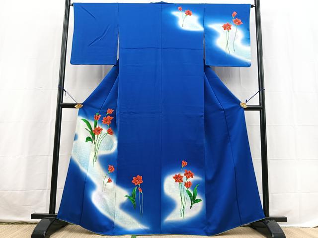■■■　サイズ　■■■ 身丈 163cm（肩から） 裄丈 64cm 袖丈 51cm　縫込み 6cm 袖幅 33cm 前幅 24cm 後幅 30cm 着物縫いこみ 内揚げ 4cm 裄 お袖側 約2cm　身頃側 約2cm ■■■　商品詳細　■■■ 【正絹】 状態は画像を添付しておりますので、そちらをご確認下さいますよう宜しくお願い致します。 大変上質な逸品になりますのでぜひお手入れをされてお召しになられてはいかがでしょうか。 お安く出品致しますので、是非この機会にいかがでしょうか？ ■■■　注意事項　■■■ ■モニター発色の具合により色合いが異なる場合がございます。 ■寸法は多少の誤差が生じる場合がございますのでご了承ください。 ■縫込みの長さが左右非対称の場合は短い部分を記載しております。 左右非対称であってもご返品・お値引き等の保証は出来かねますので、ご了承の上ご購入をお願い致します。 ■シミ等のチェックには注意を払っておりますが、見落としがある場合もございますし、個人の見解も様々ですので神経質な方のご購入はお控えください。 ■箪笥に入っておりました着物や帯なので畳みシワや匂いがあるものもございます。 ■お休みは基本的に土日祝となりますが、その他臨時でお休みする場合がございますのでご了承ください。 ■商品の発送は平日のみの発送となります。 ■夜間と土曜、日曜日はお問い合わせの回答が遅れる場合がございます。 ■当店では、お直し、紋入れ、お手入れ等は承っておりません。 ■生地の状態（ヤケ、経年劣化等）によってはサイズ直しが出来ない場合がございます。 その点もどうかご了承のうえ、ご購入をお願いいたします。 ■弊社で取り扱う商品は一点ものにつき、時期や在庫状況に応じて金額が変更となる場合がございます。 ■検針は行っておりません。予めご了承いただきますようお願いいたします。 ■【洗える着物】と記載のある商品におきましては、商品お届け後に洗濯を行ってしまってからのご返品にはご対応しかねます。 念の為、専門店でのお手入れをお願いいたします。 ■写真に写っている物が全てになります。それ以外の付属品はございませんのでご了承ください。 ■状態に関する写真につきましては、掲載可能な写真枚数に限りがあるため、各箇所につき1枚参考画像を掲載しております。 ■着物のサイズ目安は下記を参考ください↓ ＜女性着物＞　お端折り次第で＋5cm　－1cmが着用可能サイズ 　例）身丈170cmの場合、身長160cm～175cm ＜男性着物＞　身丈＋約25cm～27cm程が適応身長 　例）身丈155cmの場合、身長180～182cm