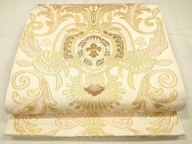 ■■■　サイズ　■■■ 長さ 424cm 幅 30cm程 ■■■　商品詳細　■■■ 【正絹】 状態は接写画像のように 柄止まり・裏地・手先に薄い汚れがございますが その他特に目立ったシミ汚れなどもなく大変良い状態です。 着用時には見えない部分になるかと思いますので あまり気にならずお召になれるかと思います。 大変上質な逸品になります。 お安く出品致しますので、是非この機会にいかがでしょうか？ ■■■　注意事項　■■■ ■モニター発色の具合により色合いが異なる場合がございます。 ■寸法は多少の誤差が生じる場合がございますのでご了承ください。 ■縫込みの長さが左右非対称の場合は短い部分を記載しております。 左右非対称であってもご返品・お値引き等の保証は出来かねますので、ご了承の上ご購入をお願い致します。 ■シミ等のチェックには注意を払っておりますが、見落としがある場合もございますし、個人の見解も様々ですので神経質な方のご購入はお控えください。 ■箪笥に入っておりました着物や帯なので畳みシワや匂いがあるものもございます。 ■お休みは基本的に土日祝となりますが、その他臨時でお休みする場合がございますのでご了承ください。 ■商品の発送は平日のみの発送となります。 ■夜間と土曜、日曜日はお問い合わせの回答が遅れる場合がございます。 ■当店では、お直し、紋入れ、お手入れ等は承っておりません。 ■生地の状態（ヤケ、経年劣化等）によってはサイズ直しが出来ない場合がございます。 その点もどうかご了承のうえ、ご購入をお願いいたします。 ■弊社で取り扱う商品は一点ものにつき、時期や在庫状況に応じて金額が変更となる場合がございます。 ■検針は行っておりません。予めご了承いただきますようお願いいたします。 ■【洗える着物】と記載のある商品におきましては、商品お届け後に洗濯を行ってしまってからのご返品にはご対応しかねます。 念の為、専門店でのお手入れをお願いいたします。 ■着物のサイズ目安は下記を参考ください↓ ＜女性着物＞　お端折り次第で＋5cm　−1cmが着用可能サイズ 　例）身丈170cmの場合、身長160cm〜175cm ＜男性着物＞　身丈＋約25cm〜27cm程が適応身長 　例）身丈155cmの場合、身長180〜182cm