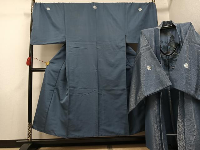 ■■■　サイズ　■■■ 【着物】 身丈 147.5cm（肩から） 裄丈 74.5cm 袖丈 50cm　縫込み 3.5cm 袖幅 38.5cm 前幅 26.5cm 後幅 32cm 着物縫いこみ 内揚げ 5cm 裄 お袖側 約3cm　身頃側 約1cm 【羽織】 身丈 105.5cm（肩から） 裄丈 80cm 袖丈 54cm　縫込み 2cm 袖幅 41.5cm 前幅 22.5cm 後幅 35cm 裄 お袖側 約0cm　身頃側 約1cm ■■■　商品詳細　■■■ 【正絹・五つ紋】 着物の状態は接写画像のように袖口・後身頃・衿山に薄い汚れがございますが その他特に目立ったシミ汚れなどもなく大変良い状態です。 羽織の状態は接写画像のように袖口・右袖後に薄い汚れ、後身頃にヤケがございますが その他特に目立ったシミ汚れなどもなく大変良い状態です。 大変上質な逸品になります。 お安く出品致しますので、是非この機会にいかがでしょうか？ ■■■　注意事項　■■■ ■モニター発色の具合により色合いが異なる場合がございます。 ■寸法は多少の誤差が生じる場合がございますのでご了承ください。 ■縫込みの長さが左右非対称の場合は短い部分を記載しております。 左右非対称であってもご返品・お値引き等の保証は出来かねますので、ご了承の上ご購入をお願い致します。 ■シミ等のチェックには注意を払っておりますが、見落としがある場合もございますし、個人の見解も様々ですので神経質な方のご購入はお控えください。 ■箪笥に入っておりました着物や帯なので畳みシワや匂いがあるものもございます。 ■お休みは基本的に土日祝となりますが、その他臨時でお休みする場合がございますのでご了承ください。 ■商品の発送は平日のみの発送となります。 ■夜間と土曜、日曜日はお問い合わせの回答が遅れる場合がございます。 ■当店では、お直し、紋入れ、お手入れ等は承っておりません。 ■生地の状態（ヤケ、経年劣化等）によってはサイズ直しが出来ない場合がございます。 その点もどうかご了承のうえ、ご購入をお願いいたします。 ■弊社で取り扱う商品は一点ものにつき、時期や在庫状況に応じて金額が変更となる場合がございます。 ■検針は行っておりません。予めご了承いただきますようお願いいたします。 ■【洗える着物】と記載のある商品におきましては、商品お届け後に洗濯を行ってしまってからのご返品にはご対応しかねます。 念の為、専門店でのお手入れをお願いいたします。 ■写真に写っている物が全てになります。それ以外の付属品はございませんのでご了承ください。 ■状態に関する写真につきましては、掲載可能な写真枚数に限りがあるため、各箇所につき1枚参考画像を掲載しております。 ■着物のサイズ目安は下記を参考ください↓ ＜女性着物＞　お端折り次第で＋5cm　－1cmが着用可能サイズ 　例）身丈170cmの場合、身長160cm～175cm ＜男性着物＞　身丈＋約25cm～27cm程が適応身長 　例）身丈155cmの場合、身長180～182cm