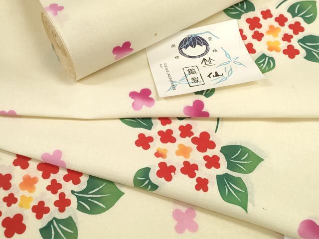 ■■■　サイズ　■■■ 長さ　　着尺分あり 幅　　　約36cm ■■■　商品詳細　■■■ 【綿・未使用】 状態は接写画像のように表地所々・耳部分に薄い汚れがございます。 竺仙とは『美しいキモノ』や『きものサロン』などで、 高級浴衣としてお馴染み。 150年以上の歴史を持った老舗呉服店で、 江戸染浴衣の伝統的な技術で知られています。 竺仙オリジナルの生地の開発にはじまり、 毎年1000柄の新作を発表し続けている竺仙ブランドの浴衣は、 幅広い人気があります。 大変上質な逸品になります。 お安く出品致しますので、是非この機会にいかがでしょうか？ ■■■　注意事項　■■■ ■モニター発色の具合により色合いが異なる場合がございます。 ■寸法は多少の誤差が生じる場合がございますのでご了承ください。 ■縫込みの長さが左右非対称の場合は短い部分を記載しております。 左右非対称であってもご返品・お値引き等の保証は出来かねますので、ご了承の上ご購入をお願い致します。 ■シミ等のチェックには注意を払っておりますが、見落としがある場合もございますし、個人の見解も様々ですので神経質な方のご購入はお控えください。 ■箪笥に入っておりました着物や帯なので畳みシワや匂いがあるものもございます。 ■お休みは基本的に土日祝となりますが、その他臨時でお休みする場合がございますのでご了承ください。 ■商品の発送は平日のみの発送となります。 ■夜間と土曜、日曜日はお問い合わせの回答が遅れる場合がございます。 ■当店では、お直し、紋入れ、お手入れ等は承っておりません。 ■生地の状態（ヤケ、経年劣化等）によってはサイズ直しが出来ない場合がございます。 その点もどうかご了承のうえ、ご購入をお願いいたします。 ■弊社で取り扱う商品は一点ものにつき、時期や在庫状況に応じて金額が変更となる場合がございます。 ■検針は行っておりません。予めご了承いただきますようお願いいたします。 ■【洗える着物】と記載のある商品におきましては、商品お届け後に洗濯を行ってしまってからのご返品にはご対応しかねます。 念の為、専門店でのお手入れをお願いいたします。 ■写真に写っている物が全てになります。それ以外の付属品はございませんのでご了承ください。 ■着物のサイズ目安は下記を参考ください↓ ＜女性着物＞　お端折り次第で＋5cm　－1cmが着用可能サイズ 　例）身丈170cmの場合、身長160cm～175cm ＜男性着物＞　身丈＋約25cm～27cm程が適応身長 　例）身丈155cmの場合、身長180～182cm