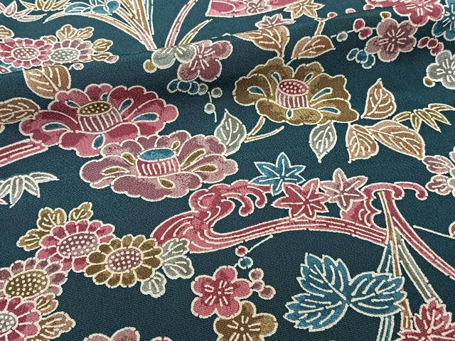 ■■■　サイズ　■■■ 身丈 156.5cm（肩から） 裄丈 63.5cm 袖丈 45cm　縫込み 6cm 袖幅 33cm 前幅 21cm 後幅 28.5cm 着物縫いこみ 内揚げ 0cm 裄 お袖側 約3cm　身頃側 約4cm ■■■　商品詳細　■■■ 【正絹】 状態は特に目立ったシミ汚れなどもなく大変良い状態です。 大変上質な逸品になります。 お安く出品致しますので、是非この機会にいかがでしょうか？ ■■■　注意事項　■■■ ■モニター発色の具合により色合いが異なる場合がございます。 ■寸法は多少の誤差が生じる場合がございますのでご了承ください。 ■縫込みの長さが左右非対称の場合は短い部分を記載しております。 左右非対称であってもご返品・お値引き等の保証は出来かねますので、ご了承の上ご購入をお願い致します。 ■シミ等のチェックには注意を払っておりますが、見落としがある場合もございますし、個人の見解も様々ですので神経質な方のご購入はお控えください。 ■箪笥に入っておりました着物や帯なので畳みシワや匂いがあるものもございます。 ■お休みは基本的に土日祝となりますが、その他臨時でお休みする場合がございますのでご了承ください。 ■商品の発送は平日のみの発送となります。 ■夜間と土曜、日曜日はお問い合わせの回答が遅れる場合がございます。 ■当店では、お直し、紋入れ、お手入れ等は承っておりません。 ■生地の状態（ヤケ、経年劣化等）によってはサイズ直しが出来ない場合がございます。 その点もどうかご了承のうえ、ご購入をお願いいたします。 ■弊社で取り扱う商品は一点ものにつき、時期や在庫状況に応じて金額が変更となる場合がございます。 ■検針は行っておりません。予めご了承いただきますようお願いいたします。 ■【洗える着物】と記載のある商品におきましては、商品お届け後に洗濯を行ってしまってからのご返品にはご対応しかねます。 念の為、専門店でのお手入れをお願いいたします。 ■着物のサイズ目安は下記を参考ください↓ ＜女性着物＞　お端折り次第で＋5?　−10?が着用可能サイズ 　例）身丈170?の場合、身長160?〜175? ＜男性着物＞　身丈＋約25?〜27?程が適応身長 　例）身丈155?の場合、身長180〜182?