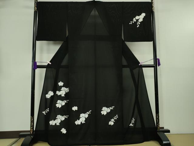 ■■■　サイズ　■■■ 身丈 166.5cm（肩から） 裄丈 70cm 袖丈 49.5cm　 縫込み 6cm 袖幅 35cm 前幅 25.5cm 後幅 30.5cm 着物縫いこみ 内揚げ 4cm 裄 お袖側 約 1cm　身頃側 約 0cm ■■■　商品詳細　■■■ 【正絹・未使用】 状態は特に目立ったシミ汚れなどもなく大変良い状態です。 大変上質な極上の逸品になります。 お安く出品致しますので、是非この機会にいかがでしょうか？ ■■■　注意事項　■■■ ■モニター発色の具合により色合いが異なる場合がございます。 ■寸法は多少の誤差が生じる場合がございますのでご了承ください。 ■縫込みの長さが左右非対称の場合は短い部分を記載しております。 左右非対称であってもご返品・お値引き等の保証は出来かねますので、ご了承の上ご購入をお願い致します。 ■シミ等のチェックには注意を払っておりますが、見落としがある場合もございますし、個人の見解も様々ですので神経質な方のご購入はお控えください。 ■箪笥に入っておりました着物や帯なので畳みシワや匂いがあるものもございます。 ■お休みは基本的に土日祝となりますが、その他臨時でお休みする場合がございますのでご了承ください。 ■商品の発送は平日のみの発送となります。 ■夜間と土曜、日曜日はお問い合わせの回答が遅れる場合がございます。 ■当店では、お直し、紋入れ、お手入れ等は承っておりません。 ■生地の状態（ヤケ、経年劣化等）によってはサイズ直しが出来ない場合がございます。 その点もどうかご了承のうえ、ご購入をお願いいたします。 ■弊社で取り扱う商品は一点ものにつき、時期や在庫状況に応じて金額が変更となる場合がございます。 ■検針は行っておりません。予めご了承いただきますようお願いいたします。 ■【洗える着物】と記載のある商品におきましては、商品お届け後に洗濯を行ってしまってからのご返品にはご対応しかねます。 念の為、専門店でのお手入れをお願いいたします。 ■写真に写っている物が全てになります。 それ以外の付属品はございませんのでご了承ください。 ■状態に関する写真につきましては、掲載可能な写真枚数に限りがあるため、 各箇所につき1枚参考画像を掲載しております。 ■着物のサイズ目安は下記を参考ください↓ ＜女性着物＞　お端折り次第で＋5cm　−10cmが着用可能サイズ 　例）身丈170cmの場合、身長160cm〜175cm ＜男性着物＞　身丈＋約25cm〜27cm程が適応身長 　例）身丈155cmの場合、身長180cm〜182cm