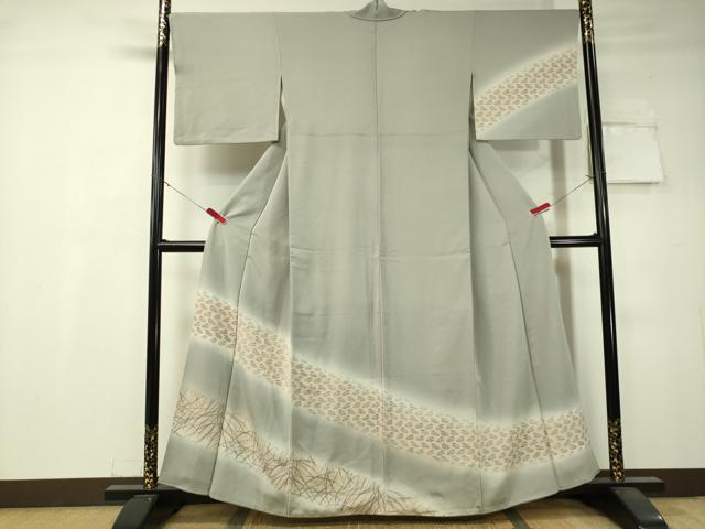 ■■■　サイズ　■■■ 身丈 159cm（肩から） 裄丈 67.5cm 袖丈 45cm　縫込み 8.5cm 袖幅 35cm 前幅 25cm 後幅 29cm 着物縫いこみ 内揚げ 4.5cm 裄 お袖側 約2.5cm　身頃側 約3cm ■■■　商品詳細　■■■ 【正絹】 状態は特に目立ったシミ汚れなどもなく大変良い状態です。 大変上質な逸品になります。 お安く出品致しますので、是非この機会にいかがでしょうか？ ■■■　注意事項　■■■ ■モニター発色の具合により色合いが異なる場合がございます。 ■寸法は多少の誤差が生じる場合がございますのでご了承ください。 ■シミ等のチェックには注意を払っておりますが、見落としがある場合もございますし、個人の見解も様々ですので神経質な方のご購入はお控えください。 ■箪笥に入っておりました着物や帯なので畳みシワや匂いがあるものもございます。 ■お休みは基本的に土日祝となりますが、その他臨時でお休みする場合がございますのでご了承ください。 ■商品の発送は平日のみの発送となります。 ■夜間と土曜、日曜日はお問い合わせの回答が遅れる場合がございます。 ■当店では、お直し、紋入れ、お手入れ等は承っておりません。 ■生地の状態（ヤケ、経年劣化等）によってはサイズ直しが出来ない場合がございます。 その点もどうかご了承のうえ、ご購入をお願いいたします。 ■着物のサイズ目安は下記を参考ください↓ ＜女性着物＞　身長-10cm+5cmが着用可能サイズ(お端折り次第) 　例）身長160cmの方→着物身丈150cm〜165cm ＜男性着物＞　身長-27cm ±5cmが着用可能サイズ 　例）身長170cmの方→着物身丈138cm〜148cm