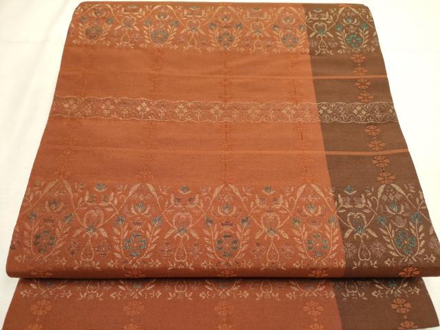 ■■■　サイズ　■■■ 長さ 432cm 幅 31cm程 ■■■　商品詳細　■■■ 【正絹】 詳細に関しましては、画像をご確認ください。 大変上質な逸品になります。 お安く出品致しますので、是非この機会にいかがでしょうか？ ■■■　注意事項　■■■ ■モニター発色の具合により色合いが異なる場合がございます。 ■寸法は多少の誤差が生じる場合がございますのでご了承ください。 ■縫込みの長さが左右非対称の場合は短い部分を記載しております。 左右非対称であってもご返品・お値引き等の保証は出来かねますので、ご了承の上ご購入をお願い致します。 ■シミ等のチェックには注意を払っておりますが、見落としがある場合もございますし、個人の見解も様々ですので神経質な方のご購入はお控えください。 ■箪笥に入っておりました着物や帯なので畳みシワや匂いがあるものもございます。 ■お休みは基本的に土日祝となりますが、その他臨時でお休みする場合がございますのでご了承ください。 ■商品の発送は平日のみの発送となります。 ■夜間と土曜、日曜日はお問い合わせの回答が遅れる場合がございます。 ■当店では、お直し、紋入れ、お手入れ等は承っておりません。 ■生地の状態（ヤケ、経年劣化等）によってはサイズ直しが出来ない場合がございます。 その点もどうかご了承のうえ、ご購入をお願いいたします。 ■弊社で取り扱う商品は一点ものにつき、時期や在庫状況に応じて金額が変更となる場合がございます。 ■検針は行っておりません。予めご了承いただきますようお願いいたします。 ■【洗える着物】と記載のある商品におきましては、商品お届け後に洗濯を行ってしまってからのご返品にはご対応しかねます。 念の為、専門店でのお手入れをお願いいたします。 ■着物のサイズ目安は下記を参考ください↓ ＜女性着物＞　お端折り次第で＋5cm　−1cmが着用可能サイズ 　例）身丈170cmの場合、身長160cm〜175cm ＜男性着物＞　身丈＋約25cm〜27cm程が適応身長 　例）身丈155cmの場合、身長180〜182cm