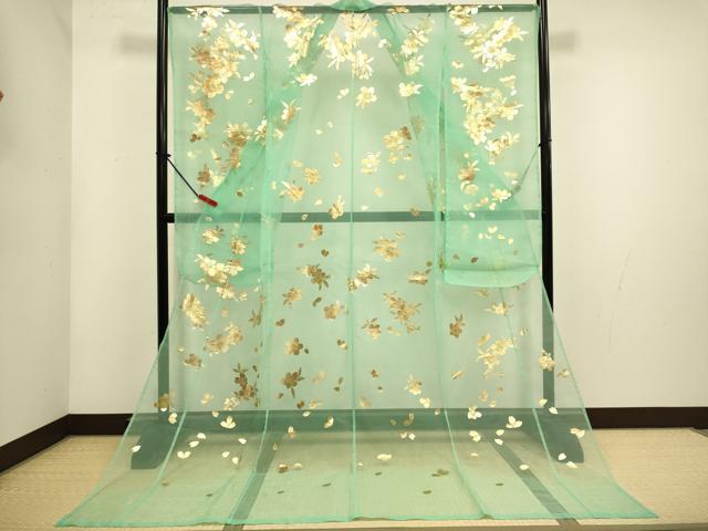 ■■■　サイズ　■■■ 身丈 202.5cm（肩から） 裄丈 68.5cm 袖丈 106cm 縫込み 0cm 袖幅 34.5cm 前幅 28cm 後幅 32cm 着物縫いこみ 内揚げ 0cm 裄 お袖側 約0cm　身頃側 約0cm ■■■　商品詳細　■■■ 【化繊・バチ衿】 状態は特に目立ったシミ汚れなどもなく大変良い状態です。 お安く出品致しますので、是非この機会にいかがでしょうか？ ■■■　注意事項　■■■ ■モニター発色の具合により色合いが異なる場合がございます。 ■寸法は多少の誤差が生じる場合がございますのでご了承ください。 ■縫込みの長さが左右非対称の場合は短い部分を記載しております。 左右非対称であってもご返品・お値引き等の保証は出来かねますので、ご了承の上ご購入をお願い致します。 ■シミ等のチェックには注意を払っておりますが、見落としがある場合もございますし、個人の見解も様々ですので神経質な方のご購入はお控えください。 ■箪笥に入っておりました着物や帯なので畳みシワや匂いがあるものもございます。 ■お休みは基本的に土日祝となりますが、その他臨時でお休みする場合がございますのでご了承ください。 ■商品の発送は平日のみの発送となります。 ■夜間と土曜、日曜日はお問い合わせの回答が遅れる場合がございます。 ■当店では、お直し、紋入れ、お手入れ等は承っておりません。 ■生地の状態（ヤケ、経年劣化等）によってはサイズ直しが出来ない場合がございます。 その点もどうかご了承のうえ、ご購入をお願いいたします。 ■弊社で取り扱う商品は一点ものにつき、時期や在庫状況に応じて金額が変更となる場合がございます。 ■検針は行っておりません。予めご了承いただきますようお願いいたします。 ■【洗える着物】と記載のある商品におきましては、商品お届け後に洗濯を行ってしまってからのご返品にはご対応しかねます。 念の為、専門店でのお手入れをお願いいたします。 ■写真に写っている物が全てになります。それ以外の付属品はございませんのでご了承ください。 ■状態に関する写真につきましては、掲載可能な写真枚数に限りがあるため、各箇所につき1枚参考画像を掲載しております。 ■着物のサイズ目安は下記を参考ください↓ ＜女性着物＞　お端折り次第で＋5cm　−1cmが着用可能サイズ 　例）身丈170cmの場合、身長160cm〜175cm ＜男性着物＞　身丈＋約25cm〜27cm程が適応身長 　例）身丈155cmの場合、身長180〜182cm