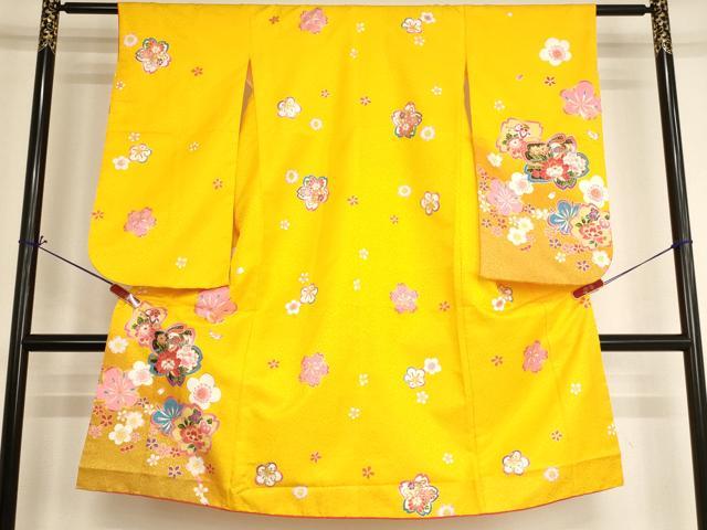 ■■■　サイズ　■■■ 【祝着】 身丈 115.5cm（肩から） 裄丈 53cm（肩上げ　0cm） 袖丈 67cm　縫込み 1cm 袖幅 29cm 前幅 18.5cm 後幅 25cm 着物縫いこみ 内揚げ 0cm （腰上げ　0cm） 裄 お袖側 約1cm　身頃側 約1cm ■■■　商品詳細　■■■ 着物【化繊】の状態は接写画像のように後身頃・右袖前に汚れがございますが その他特に目立ったシミ汚れなどもなく大変良い状態です。 お安く出品致しますので、是非この機会にいかがでしょうか？ ■■■　注意事項　■■■ ■モニター発色の具合により色合いが異なる場合がございます。 ■寸法は多少の誤差が生じる場合がございますのでご了承ください。 ■縫込みの長さが左右非対称の場合は短い部分を記載しております。 左右非対称であってもご返品・お値引き等の保証は出来かねますので、ご了承の上ご購入をお願い致します。 ■シミ等のチェックには注意を払っておりますが、見落としがある場合もございますし、個人の見解も様々ですので神経質な方のご購入はお控えください。 ■箪笥に入っておりました着物や帯なので畳みシワや匂いがあるものもございます。 ■お休みは基本的に土日祝となりますが、その他臨時でお休みする場合がございますのでご了承ください。 ■商品の発送は平日のみの発送となります。 ■夜間と土曜、日曜日はお問い合わせの回答が遅れる場合がございます。 ■当店では、お直し、紋入れ、お手入れ等は承っておりません。 ■生地の状態（ヤケ、経年劣化等）によってはサイズ直しが出来ない場合がございます。 その点もどうかご了承のうえ、ご購入をお願いいたします。 ■弊社で取り扱う商品は一点ものにつき、時期や在庫状況に応じて金額が変更となる場合がございます。 ■検針は行っておりません。予めご了承いただきますようお願いいたします。 ■【洗える着物】と記載のある商品におきましては、商品お届け後に洗濯を行ってしまってからのご返品にはご対応しかねます。 念の為、専門店でのお手入れをお願いいたします。 ■写真に写っている物が全てになります。それ以外の付属品はございませんのでご了承ください。 ■着物のサイズ目安は下記を参考ください↓ ＜女性着物＞　お端折り次第で＋5cm　−1cmが着用可能サイズ 　例）身丈170cmの場合、身長160cm〜175cm ＜男性着物＞　身丈＋約25cm〜27cm程が適応身長 　例）身丈155cmの場合、身長180〜182cm