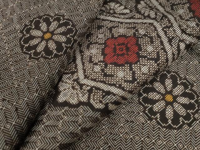 ■■■　サイズ　■■■ 身丈 157cm（肩から） 裄丈 64cm 袖丈 45.5cm　縫込み 4.5cm 袖幅 33cm 前幅 22.5cm 後幅 30cm 着物縫いこみ 内揚げ 0cm 裄 お袖側 約3cm　身頃側 約3cm ■■■　商品詳細　■■■ 【正絹】 状態は接写画像のように後身頃・衿山に薄い汚れ、胴裏に破れがございますが その他特に目立ったシミ汚れなどもなく大変良い状態です。 江戸末期に薩摩藩から 「奄美大島を一番良く表現した大島紬を献上せよ」との命が下り、 図案師が月夜に庭を眺めていた時にたまたま一匹の金ハブが月の光で背模様を キラキラと輝かせながら青々とした蘇鉄の葉に乗り移ろうとした その一瞬の神秘的な美しさを図案化したことから始まっています。 明治四十年頃に、この泥染め大島紬は作られていた村の名前から 「龍郷柄(たつごうがら)」と名付けられました。 大変上質な逸品になります。 お安く出品致しますので、是非この機会にいかがでしょうか？ ■■■　注意事項　■■■ ■モニター発色の具合により色合いが異なる場合がございます。 ■寸法は多少の誤差が生じる場合がございますのでご了承ください。 ■縫込みの長さが左右非対称の場合は短い部分を記載しております。 左右非対称であってもご返品・お値引き等の保証は出来かねますので、ご了承の上ご購入をお願い致します。 ■シミ等のチェックには注意を払っておりますが、見落としがある場合もございますし、個人の見解も様々ですので神経質な方のご購入はお控えください。 ■箪笥に入っておりました着物や帯なので畳みシワや匂いがあるものもございます。 ■お休みは基本的に土日祝となりますが、その他臨時でお休みする場合がございますのでご了承ください。 ■商品の発送は平日のみの発送となります。 ■夜間と土曜、日曜日はお問い合わせの回答が遅れる場合がございます。 ■当店では、お直し、紋入れ、お手入れ等は承っておりません。 ■生地の状態（ヤケ、経年劣化等）によってはサイズ直しが出来ない場合がございます。 その点もどうかご了承のうえ、ご購入をお願いいたします。 ■弊社で取り扱う商品は一点ものにつき、時期や在庫状況に応じて金額が変更となる場合がございます。 ■検針は行っておりません。予めご了承いただきますようお願いいたします。 ■【洗える着物】と記載のある商品におきましては、商品お届け後に洗濯を行ってしまってからのご返品にはご対応しかねます。 念の為、専門店でのお手入れをお願いいたします。 ■着物のサイズ目安は下記を参考ください↓ ＜女性着物＞　お端折り次第で＋5?　−10?が着用可能サイズ 　例）身丈170?の場合、身長160?〜175? ＜男性着物＞　身丈＋約25?〜27?程が適応身長 　例）身丈155?の場合、身長180〜182?