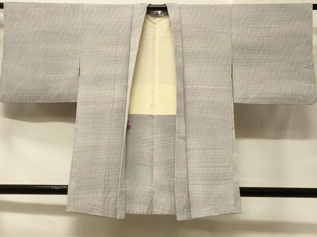 ■■■　サイズ　■■■ 身丈 85cm（肩から） 裄丈 64.5cm 袖丈 42.5cm　縫込み 4.5cm 袖幅 33cm 前幅 19cm 後幅 30.5cm 裄 お袖側 約3.5cm　身頃側 約4cm ■■■　商品詳細　■■■ 【正絹】 状態は接写画像のように袖口・羽裏に薄い汚れがございますが その他特に目立ったシミ汚れなどもなく大変良い状態です。 大変上質な逸品になります。 お安く出品致しますので、是非この機会にいかがでしょうか？ ■■■　注意事項　■■■ ■モニター発色の具合により色合いが異なる場合がございます。 ■寸法は多少の誤差が生じる場合がございますのでご了承ください。 ■縫込みの長さが左右非対称の場合は短い部分を記載しております。 左右非対称であってもご返品・お値引き等の保証は出来かねますので、ご了承の上ご購入をお願い致します。 ■シミ等のチェックには注意を払っておりますが、見落としがある場合もございますし、個人の見解も様々ですので神経質な方のご購入はお控えください。 ■箪笥に入っておりました着物や帯なので畳みシワや匂いがあるものもございます。 ■お休みは基本的に土日祝となりますが、その他臨時でお休みする場合がございますのでご了承ください。 ■商品の発送は平日のみの発送となります。 ■夜間と土曜、日曜日はお問い合わせの回答が遅れる場合がございます。 ■当店では、お直し、紋入れ、お手入れ等は承っておりません。 ■生地の状態（ヤケ、経年劣化等）によってはサイズ直しが出来ない場合がございます。 その点もどうかご了承のうえ、ご購入をお願いいたします。 ■弊社で取り扱う商品は一点ものにつき、時期や在庫状況に応じて金額が変更となる場合がございます。 ■検針は行っておりません。予めご了承いただきますようお願いいたします。 ■【洗える着物】と記載のある商品におきましては、商品お届け後に洗濯を行ってしまってからのご返品にはご対応しかねます。 念の為、専門店でのお手入れをお願いいたします。 ■着物のサイズ目安は下記を参考ください↓ ＜女性着物＞　お端折り次第で＋5cm　−1cmが着用可能サイズ 　例）身丈170cmの場合、身長160cm〜175cm ＜男性着物＞　身丈＋約25cm〜27cm程が適応身長 　例）身丈155cmの場合、身長180〜182cm