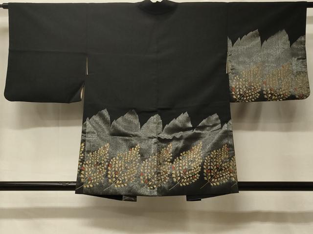■■■　サイズ　■■■ 身丈 80cm（肩から） 裄丈 63cm 袖丈 43.5cm　縫込み 3cm 袖幅 32.5cm 前幅 17.5cm 後幅 29cm 裄 お袖側 約2cm　身頃側 約2.5cm ■■■　商品詳細　■■■ 【正絹】 状態は接写画像のように羽裏に薄い汚れがございますが その他特に目立ったシミ汚れなどもなく大変良い状態です。 大変上質な逸品になります。 お安く出品致しますので、是非この機会にいかがでしょうか？ ■■■　注意事項　■■■ ■モニター発色の具合により色合いが異なる場合がございます。 ■寸法は多少の誤差が生じる場合がございますのでご了承ください。 ■縫込みの長さが左右非対称の場合は短い部分を記載しております。 左右非対称であってもご返品・お値引き等の保証は出来かねますので、ご了承の上ご購入をお願い致します。 ■シミ等のチェックには注意を払っておりますが、見落としがある場合もございますし、個人の見解も様々ですので神経質な方のご購入はお控えください。 ■箪笥に入っておりました着物や帯なので畳みシワや匂いがあるものもございます。 ■お休みは基本的に土日祝となりますが、その他臨時でお休みする場合がございますのでご了承ください。 ■商品の発送は平日のみの発送となります。 ■夜間と土曜、日曜日はお問い合わせの回答が遅れる場合がございます。 ■当店では、お直し、紋入れ、お手入れ等は承っておりません。 ■生地の状態（ヤケ、経年劣化等）によってはサイズ直しが出来ない場合がございます。 その点もどうかご了承のうえ、ご購入をお願いいたします。 ■弊社で取り扱う商品は一点ものにつき、時期や在庫状況に応じて金額が変更となる場合がございます。 ■検針は行っておりません。予めご了承いただきますようお願いいたします。 ■【洗える着物】と記載のある商品におきましては、商品お届け後に洗濯を行ってしまってからのご返品にはご対応しかねます。 念の為、専門店でのお手入れをお願いいたします。 ■写真に写っている物が全てになります。それ以外の付属品はございませんのでご了承ください。 ■着物のサイズ目安は下記を参考ください↓ ＜女性着物＞　お端折り次第で＋5cm　−1cmが着用可能サイズ 　例）身丈170cmの場合、身長160cm〜175cm ＜男性着物＞　身丈＋約25cm〜27cm程が適応身長 　例）身丈155cmの場合、身長180〜182cm
