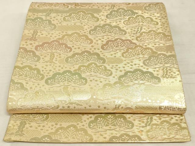■■■　サイズ　■■■ 長さ 414cm 幅 31cm程 ■■■　商品詳細　■■■ 【正絹・芯なし】 詳細に関しましては、画像をご確認ください。 大変上質な逸品になります。 お安く出品致しますので、是非この機会にいかがでしょうか？ ■■■　注意事項　■■■ ■モニター発色の具合により色合いが異なる場合がございます。 ■寸法は多少の誤差が生じる場合がございますのでご了承ください。 ■縫込みの長さが左右非対称の場合は短い部分を記載しております。 左右非対称であってもご返品・お値引き等の保証は出来かねますので、ご了承の上ご購入をお願い致します。 ■シミ等のチェックには注意を払っておりますが、見落としがある場合もございますし、個人の見解も様々ですので神経質な方のご購入はお控えください。 ■箪笥に入っておりました着物や帯なので畳みシワや匂いがあるものもございます。 ■お休みは基本的に土日祝となりますが、その他臨時でお休みする場合がございますのでご了承ください。 ■商品の発送は平日のみの発送となります。 ■夜間と土曜、日曜日はお問い合わせの回答が遅れる場合がございます。 ■当店では、お直し、紋入れ、お手入れ等は承っておりません。 ■生地の状態（ヤケ、経年劣化等）によってはサイズ直しが出来ない場合がございます。 その点もどうかご了承のうえ、ご購入をお願いいたします。 ■弊社で取り扱う商品は一点ものにつき、時期や在庫状況に応じて金額が変更となる場合がございます。 ■検針は行っておりません。予めご了承いただきますようお願いいたします。 ■【洗える着物】と記載のある商品におきましては、商品お届け後に洗濯を行ってしまってからのご返品にはご対応しかねます。 念の為、専門店でのお手入れをお願いいたします。 ■着物のサイズ目安は下記を参考ください↓ ＜女性着物＞　お端折り次第で＋5cm　−1cmが着用可能サイズ 　例）身丈170cmの場合、身長160cm〜175cm ＜男性着物＞　身丈＋約25cm〜27cm程が適応身長 　例）身丈155cmの場合、身長180〜182cm
