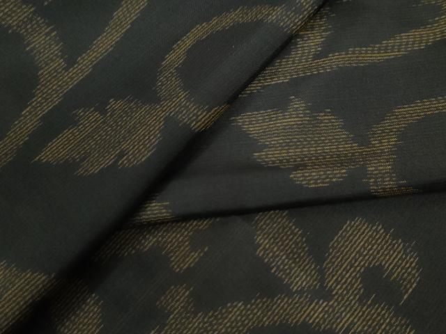 ■■■　サイズ　■■■ 身丈 157cm（肩から） 裄丈 68.5cm 袖丈 45cm　縫込み 3cm 袖幅 33cm 前幅 23cm 後幅 29cm 着物縫いこみ 内揚げ 4cm 裄 お袖側 約1cm　身頃側 約2cm ■■■　商品詳細　■■■ 【正絹】 状態は特に目立ったシミ汚れなどもなく大変良い状態です。 大変上質な逸品になります。 お安く出品致しますので、是非この機会にいかがでしょうか？ ■■■　注意事項　■■■ ■モニター発色の具合により色合いが異なる場合がございます。 ■寸法は多少の誤差が生じる場合がございますのでご了承ください。 ■シミ等のチェックには注意を払っておりますが、見落としがある場合もございますし、個人の見解も様々ですので神経質な方のご購入はお控えください。 ■箪笥に入っておりました着物や帯なので畳みシワや匂いがあるものもございます。 ■お休みは基本的に土日祝となりますが、その他臨時でお休みする場合がございますのでご了承ください。 ■商品の発送は平日のみの発送となります。 ■夜間と土曜、日曜日はお問い合わせの回答が遅れる場合がございます。 ■当店では、お直し、紋入れ、お手入れ等は承っておりません。 ■生地の状態（ヤケ、経年劣化等）によってはサイズ直しが出来ない場合がございます。 その点もどうかご了承のうえ、ご購入をお願いいたします。 ■着物のサイズ目安は下記を参考ください↓ ＜女性着物＞　身長-10cm+5cmが着用可能サイズ(お端折り次第) 　例）身長160cmの方→着物身丈150cm〜165cm ＜男性着物＞　身長-27cm ±5cmが着用可能サイズ 　例）身長170cmの方→着物身丈138cm〜148cm