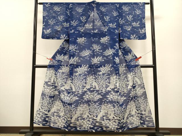 ■■■　サイズ　■■■ 身丈 151.5cm（肩から） 裄丈 62.5cm 袖丈 46.5cm　縫込み 4cm 袖幅 32cm 前幅 24.5cm 後幅 30cm 着物縫いこみ 内揚げ 5cm 裄 お袖側 約4cm　身頃側 約4cm ■■■　商品詳細　■■■ 【化繊】 状態は接写画像のように衿山に薄い汚れがございますが その他特に目立ったシミ汚れなどもなく大変良い状態です。 お安く出品致しますので、是非この機会にいかがでしょうか？※ご自身で洗濯された場合の保証はできかねます。 専門店にご相談ください。 ■■■　注意事項　■■■ ■モニター発色の具合により色合いが異なる場合がございます。 ■寸法は多少の誤差が生じる場合がございますのでご了承ください。 ■縫込みの長さが左右非対称の場合は短い部分を記載しております。 左右非対称であってもご返品・お値引き等の保証は出来かねますので、ご了承の上ご購入をお願い致します。 ■シミ等のチェックには注意を払っておりますが、見落としがある場合もございますし、個人の見解も様々ですので神経質な方のご購入はお控えください。 ■箪笥に入っておりました着物や帯なので畳みシワや匂いがあるものもございます。 ■お休みは基本的に土日祝となりますが、その他臨時でお休みする場合がございますのでご了承ください。 ■商品の発送は平日のみの発送となります。 ■夜間と土曜、日曜日はお問い合わせの回答が遅れる場合がございます。 ■当店では、お直し、紋入れ、お手入れ等は承っておりません。 ■生地の状態（ヤケ、経年劣化等）によってはサイズ直しが出来ない場合がございます。 その点もどうかご了承のうえ、ご購入をお願いいたします。 ■弊社で取り扱う商品は一点ものにつき、時期や在庫状況に応じて金額が変更となる場合がございます。 ■検針は行っておりません。予めご了承いただきますようお願いいたします。 ■【洗える着物】と記載のある商品におきましては、商品お届け後に洗濯を行ってしまってからのご返品にはご対応しかねます。 念の為、専門店でのお手入れをお願いいたします。 ■着物のサイズ目安は下記を参考ください↓ ＜女性着物＞　お端折り次第で＋5cm　−1cmが着用可能サイズ 　例）身丈170cmの場合、身長160cm〜175cm ＜男性着物＞　身丈＋約25cm〜27cm程が適応身長 　例）身丈155cmの場合、身長180〜182cm