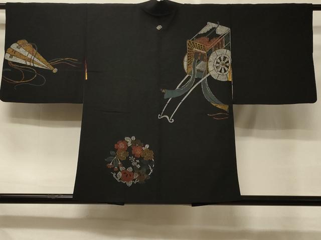 ■■■　サイズ　■■■ 身丈 78cm（肩から） 裄丈 61.5cm 袖丈 41cm　縫込み 12cm 袖幅 32cm 前幅 16cm 後幅 28.5cm 裄 お袖側 約1.5cm　身頃側 約2cm ■■■　商品詳細　■■■ 【正絹・一つ紋】 状態は接写画像のように上前・羽裏に薄い汚れ、右袖後に擦れがございますが その他特に目立ったシミ汚れなどもなく大変良い状態です。 大変上質な逸品になります。 お安く出品致しますので、是非この機会にいかがでしょうか？ ■■■　注意事項　■■■ ■モニター発色の具合により色合いが異なる場合がございます。 ■寸法は多少の誤差が生じる場合がございますのでご了承ください。 ■縫込みの長さが左右非対称の場合は短い部分を記載しております。 左右非対称であってもご返品・お値引き等の保証は出来かねますので、ご了承の上ご購入をお願い致します。 ■シミ等のチェックには注意を払っておりますが、見落としがある場合もございますし、個人の見解も様々ですので神経質な方のご購入はお控えください。 ■箪笥に入っておりました着物や帯なので畳みシワや匂いがあるものもございます。 ■お休みは基本的に土日祝となりますが、その他臨時でお休みする場合がございますのでご了承ください。 ■商品の発送は平日のみの発送となります。 ■夜間と土曜、日曜日はお問い合わせの回答が遅れる場合がございます。 ■当店では、お直し、紋入れ、お手入れ等は承っておりません。 ■生地の状態（ヤケ、経年劣化等）によってはサイズ直しが出来ない場合がございます。 その点もどうかご了承のうえ、ご購入をお願いいたします。 ■弊社で取り扱う商品は一点ものにつき、時期や在庫状況に応じて金額が変更となる場合がございます。 ■検針は行っておりません。予めご了承いただきますようお願いいたします。 ■【洗える着物】と記載のある商品におきましては、商品お届け後に洗濯を行ってしまってからのご返品にはご対応しかねます。 念の為、専門店でのお手入れをお願いいたします。 ■着物のサイズ目安は下記を参考ください↓ ＜女性着物＞　お端折り次第で＋5cm　−1cmが着用可能サイズ 　例）身丈170cmの場合、身長160cm〜175cm ＜男性着物＞　身丈＋約25cm〜27cm程が適応身長 　例）身丈155cmの場合、身長180〜182cm