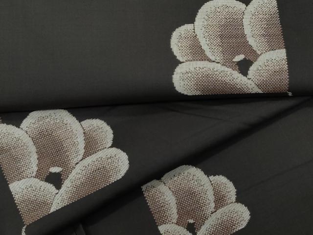 ■■■　サイズ　■■■ 身丈 157.5cm（肩から） 裄丈 65.5cm 袖丈 46cm　縫込み 5.5cm 袖幅 34cm 前幅 25.5cm 後幅 29cm 着物縫いこみ 内揚げ 7cm 裄 お袖側 約2.5cm　身頃側 約3cm ■■■　商品詳細　■■■ 【正絹】 状態は接写画像のようにおくみ・上前・両袖・胴裏・衿裏・衿山に薄い汚れがございますが その他特に目立ったシミ汚れなどもなく大変良い状態です。 大変上質な逸品になります。 お安く出品致しますので、是非この機会にいかがでしょうか？※若干着用シワがございます。 ■■■　注意事項　■■■ ■モニター発色の具合により色合いが異なる場合がございます。 ■寸法は多少の誤差が生じる場合がございますのでご了承ください。 ■縫込みの長さが左右非対称の場合は短い部分を記載しております。 左右非対称であってもご返品・お値引き等の保証は出来かねますので、ご了承の上ご購入をお願い致します。 ■シミ等のチェックには注意を払っておりますが、見落としがある場合もございますし、個人の見解も様々ですので神経質な方のご購入はお控えください。 ■箪笥に入っておりました着物や帯なので畳みシワや匂いがあるものもございます。 ■お休みは基本的に土日祝となりますが、その他臨時でお休みする場合がございますのでご了承ください。 ■商品の発送は平日のみの発送となります。 ■夜間と土曜、日曜日はお問い合わせの回答が遅れる場合がございます。 ■当店では、お直し、紋入れ、お手入れ等は承っておりません。 ■生地の状態（ヤケ、経年劣化等）によってはサイズ直しが出来ない場合がございます。 その点もどうかご了承のうえ、ご購入をお願いいたします。 ■弊社で取り扱う商品は一点ものにつき、時期や在庫状況に応じて金額が変更となる場合がございます。 ■検針は行っておりません。予めご了承いただきますようお願いいたします。 ■【洗える着物】と記載のある商品におきましては、商品お届け後に洗濯を行ってしまってからのご返品にはご対応しかねます。 念の為、専門店でのお手入れをお願いいたします。 ■着物のサイズ目安は下記を参考ください↓ ＜女性着物＞　お端折り次第で＋5?　−10?が着用可能サイズ 　例）身丈170?の場合、身長160?〜175? ＜男性着物＞　身丈＋約25?〜27?程が適応身長 　例）身丈155?の場合、身長180〜182?