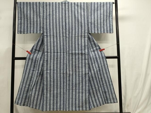■■■　サイズ　■■■ 身丈 145cm（肩から） 裄丈 66cm 袖丈 45cm　縫込み 1cm 袖幅 34cm 前幅 27.5cm 後幅 31cm 着物縫いこみ 内揚げ 0cm 裄 お袖側 約1cm　身頃側 約1cm ■■■　商品詳細　■■■ 【綿】 状態は接写画像のように後身頃に薄い汚れがございますが その他特に目立ったシミ汚れなどもなく大変良い状態です。 大変上質な逸品になります。 お安く出品致しますので、是非この機会にいかがでしょうか？ ■■■　注意事項　■■■ ■モニター発色の具合により色合いが異なる場合がございます。 ■寸法は多少の誤差が生じる場合がございますのでご了承ください。 ■縫込みの長さが左右非対称の場合は短い部分を記載しております。 左右非対称であってもご返品・お値引き等の保証は出来かねますので、ご了承の上ご購入をお願い致します。 ■シミ等のチェックには注意を払っておりますが、見落としがある場合もございますし、個人の見解も様々ですので神経質な方のご購入はお控えください。 ■箪笥に入っておりました着物や帯なので畳みシワや匂いがあるものもございます。 ■お休みは基本的に土日祝となりますが、その他臨時でお休みする場合がございますのでご了承ください。 ■商品の発送は平日のみの発送となります。 ■夜間と土曜、日曜日はお問い合わせの回答が遅れる場合がございます。 ■当店では、お直し、紋入れ、お手入れ等は承っておりません。 ■生地の状態（ヤケ、経年劣化等）によってはサイズ直しが出来ない場合がございます。 その点もどうかご了承のうえ、ご購入をお願いいたします。 ■弊社で取り扱う商品は一点ものにつき、時期や在庫状況に応じて金額が変更となる場合がございます。 ■検針は行っておりません。予めご了承いただきますようお願いいたします。 ■【洗える着物】と記載のある商品におきましては、商品お届け後に洗濯を行ってしまってからのご返品にはご対応しかねます。 念の為、専門店でのお手入れをお願いいたします。 ■写真に写っている物が全てになります。それ以外の付属品はございませんのでご了承ください。 ■状態に関する写真につきましては、掲載可能な写真枚数に限りがあるため、各箇所につき1枚参考画像を掲載しております。 ■着物のサイズ目安は下記を参考ください↓ ＜女性着物＞　お端折り次第で＋5cm　−1cmが着用可能サイズ 　例）身丈170cmの場合、身長160cm〜175cm ＜男性着物＞　身丈＋約25cm〜27cm程が適応身長 　例）身丈155cmの場合、身長180〜182cm