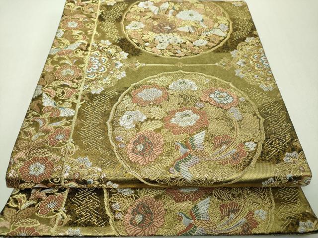 ■■■　サイズ　■■■ 長さ 410cm 幅 30.5cm程 ■■■　商品詳細　■■■ 【正絹・芯なし】 状態は締めてはおりますが 特に目立ったシミ汚れなどもなく大変良い状態です。 大変上質な逸品になります。 お安く出品致しますので、是非この機会にいかがでしょうか？ ■■■　注意事項　■■■ ■モニター発色の具合により色合いが異なる場合がございます。 ■寸法は多少の誤差が生じる場合がございますのでご了承ください。 ■縫込みの長さが左右非対称の場合は短い部分を記載しております。 左右非対称であってもご返品・お値引き等の保証は出来かねますので、ご了承の上ご購入をお願い致します。 ■シミ等のチェックには注意を払っておりますが、見落としがある場合もございますし、個人の見解も様々ですので神経質な方のご購入はお控えください。 ■箪笥に入っておりました着物や帯なので畳みシワや匂いがあるものもございます。 ■お休みは基本的に土日祝となりますが、その他臨時でお休みする場合がございますのでご了承ください。 ■商品の発送は平日のみの発送となります。 ■夜間と土曜、日曜日はお問い合わせの回答が遅れる場合がございます。 ■当店では、お直し、紋入れ、お手入れ等は承っておりません。 ■生地の状態（ヤケ、経年劣化等）によってはサイズ直しが出来ない場合がございます。 その点もどうかご了承のうえ、ご購入をお願いいたします。 ■弊社で取り扱う商品は一点ものにつき、時期や在庫状況に応じて金額が変更となる場合がございます。 ■検針は行っておりません。予めご了承いただきますようお願いいたします。 ■【洗える着物】と記載のある商品におきましては、商品お届け後に洗濯を行ってしまってからのご返品にはご対応しかねます。 念の為、専門店でのお手入れをお願いいたします。 ■写真に写っている物が全てになります。それ以外の付属品はございませんのでご了承ください。 ■状態に関する写真につきましては、掲載可能な写真枚数に限りがあるため、各箇所につき1枚参考画像を掲載しております。 ■着物のサイズ目安は下記を参考ください↓ ＜女性着物＞　お端折り次第で＋5cm　−1cmが着用可能サイズ 　例）身丈170cmの場合、身長160cm〜175cm ＜男性着物＞　身丈＋約25cm〜27cm程が適応身長 　例）身丈155cmの場合、身長180〜182cm