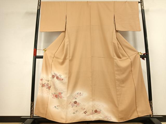 ■■■　サイズ　■■■ 身丈 157cm（肩から） 裄丈 68cm 袖丈 46cm　縫込み 8cm 袖幅 34cm 前幅 25cm 後幅 31cm 着物縫いこみ 内揚げ 7cm 裄 お袖側 約2cm　身頃側 約1cm ■■■　商品詳細　■■■ 【正絹・一つ紋】 状態は接写画像のように衿裏・胴裏に薄い汚れがございますが その他特に目立ったシミ汚れなどもなく大変良い状態です。 大変上質な逸品になります。 お安く出品致しますので、是非この機会にいかがでしょうか？ ■■■　注意事項　■■■ ■モニター発色の具合により色合いが異なる場合がございます。 ■寸法は多少の誤差が生じる場合がございますのでご了承ください。 ■縫込みの長さが左右非対称の場合は短い部分を記載しております。 左右非対称であってもご返品・お値引き等の保証は出来かねますので、ご了承の上ご購入をお願い致します。 ■シミ等のチェックには注意を払っておりますが、見落としがある場合もございますし、個人の見解も様々ですので神経質な方のご購入はお控えください。 ■箪笥に入っておりました着物や帯なので畳みシワや匂いがあるものもございます。 ■お休みは基本的に土日祝となりますが、その他臨時でお休みする場合がございますのでご了承ください。 ■商品の発送は平日のみの発送となります。 ■夜間と土曜、日曜日はお問い合わせの回答が遅れる場合がございます。 ■当店では、お直し、紋入れ、お手入れ等は承っておりません。 ■生地の状態（ヤケ、経年劣化等）によってはサイズ直しが出来ない場合がございます。 その点もどうかご了承のうえ、ご購入をお願いいたします。 ■弊社で取り扱う商品は一点ものにつき、時期や在庫状況に応じて金額が変更となる場合がございます。 ■検針は行っておりません。予めご了承いただきますようお願いいたします。 ■【洗える着物】と記載のある商品におきましては、商品お届け後に洗濯を行ってしまってからのご返品にはご対応しかねます。 念の為、専門店でのお手入れをお願いいたします。 ■写真に写っている物が全てになります。それ以外の付属品はございませんのでご了承ください。 ■状態に関する写真につきましては、掲載可能な写真枚数に限りがあるため、各箇所につき1枚参考画像を掲載しております。 ■着物のサイズ目安は下記を参考ください↓ ＜女性着物＞　お端折り次第で＋5cm　−1cmが着用可能サイズ 　例）身丈170cmの場合、身長160cm〜175cm ＜男性着物＞　身丈＋約25cm〜27cm程が適応身長 　例）身丈155cmの場合、身長180〜182cm