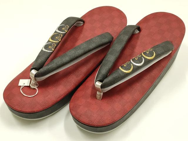 ■■■　サイズ　■■■ 長さ　　 24.5cm 幅　　　 8.5cm 踵高さ　 5.5cm ■■■　商品詳細　■■■ 【未使用】 状態は特に目立ったシミ汚れなどもなく大変良い状態です。 想屋工房は京都西陣・北野天満宮に隣接した地で創作活動を行っています。 今から200年以上前、徳川家斉公に献上された「御召」。 西陣で創られた「御召」は、最高級の着物として愛されておりました。 大変上質な逸品になります。 お安く出品致しますので、是非この機会にいかがでしょうか？ ■■■　注意事項　■■■ ■モニター発色の具合により色合いが異なる場合がございます。 ■寸法は多少の誤差が生じる場合がございますのでご了承ください。 ■縫込みの長さが左右非対称の場合は短い部分を記載しております。 左右非対称であってもご返品・お値引き等の保証は出来かねますので、ご了承の上ご購入をお願い致します。 ■シミ等のチェックには注意を払っておりますが、見落としがある場合もございますし、個人の見解も様々ですので神経質な方のご購入はお控えください。 ■箪笥に入っておりました着物や帯なので畳みシワや匂いがあるものもございます。 ■お休みは基本的に土日祝となりますが、その他臨時でお休みする場合がございますのでご了承ください。 ■商品の発送は平日のみの発送となります。 ■夜間と土曜、日曜日はお問い合わせの回答が遅れる場合がございます。 ■当店では、お直し、紋入れ、お手入れ等は承っておりません。 ■生地の状態（ヤケ、経年劣化等）によってはサイズ直しが出来ない場合がございます。 その点もどうかご了承のうえ、ご購入をお願いいたします。 ■弊社で取り扱う商品は一点ものにつき、時期や在庫状況に応じて金額が変更となる場合がございます。 ■検針は行っておりません。予めご了承いただきますようお願いいたします。 ■【洗える着物】と記載のある商品におきましては、商品お届け後に洗濯を行ってしまってからのご返品にはご対応しかねます。 念の為、専門店でのお手入れをお願いいたします。 ■着物のサイズ目安は下記を参考ください↓ ＜女性着物＞　お端折り次第で＋5cm　−1cmが着用可能サイズ 　例）身丈170cmの場合、身長160cm〜175cm ＜男性着物＞　身丈＋約25cm〜27cm程が適応身長 　例）身丈155cmの場合、身長180〜182cm