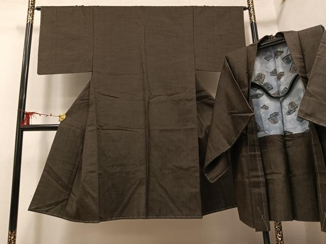 ■■■　サイズ　■■■ 【着物】 身丈 128cm（肩から） 裄丈 63cm 袖丈 46cm　縫込み 2cm 袖幅 31cm 前幅 24.5cm 後幅 30cm 着物縫いこみ 内揚げ 8cm 裄 お袖側 約0cm　身頃側 約1cm 【羽織】 身丈 81.5cm（肩から） 裄丈 63cm 袖丈 46.5cm　縫込み 2cm 袖幅 32.5cm 前幅 18.5cm 後幅 31cm 裄 お袖側 約4cm　身頃側 約2cm ■■■　商品詳細　■■■ 【正絹】 着物の状態は接写画像のように衿山に薄い汚れがございますが その他特に目立ったシミ汚れなどもなく大変良い状態です。 大変上質な逸品になります。 お安く出品致しますので、是非この機会にいかがでしょうか？ ■■■　注意事項　■■■ ■モニター発色の具合により色合いが異なる場合がございます。 ■寸法は多少の誤差が生じる場合がございますのでご了承ください。 ■縫込みの長さが左右非対称の場合は短い部分を記載しております。 左右非対称であってもご返品・お値引き等の保証は出来かねますので、ご了承の上ご購入をお願い致します。 ■シミ等のチェックには注意を払っておりますが、見落としがある場合もございますし、個人の見解も様々ですので神経質な方のご購入はお控えください。 ■箪笥に入っておりました着物や帯なので畳みシワや匂いがあるものもございます。 ■お休みは基本的に土日祝となりますが、その他臨時でお休みする場合がございますのでご了承ください。 ■商品の発送は平日のみの発送となります。 ■夜間と土曜、日曜日はお問い合わせの回答が遅れる場合がございます。 ■当店では、お直し、紋入れ、お手入れ等は承っておりません。 ■生地の状態（ヤケ、経年劣化等）によってはサイズ直しが出来ない場合がございます。 その点もどうかご了承のうえ、ご購入をお願いいたします。 ■弊社で取り扱う商品は一点ものにつき、時期や在庫状況に応じて金額が変更となる場合がございます。 ■検針は行っておりません。予めご了承いただきますようお願いいたします。 ■【洗える着物】と記載のある商品におきましては、商品お届け後に洗濯を行ってしまってからのご返品にはご対応しかねます。 念の為、専門店でのお手入れをお願いいたします。 ■着物のサイズ目安は下記を参考ください↓ ＜女性着物＞　お端折り次第で＋5cm　−1cmが着用可能サイズ 　例）身丈170cmの場合、身長160cm〜175cm ＜男性着物＞　身丈＋約25cm〜27cm程が適応身長 　例）身丈155cmの場合、身長180〜182cm