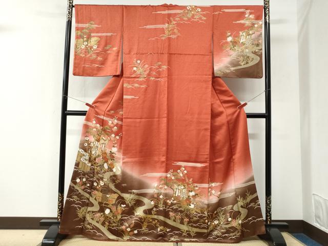■■■　サイズ　■■■ 身丈 167cm（肩から） 裄丈 67cm 袖丈 52cm　縫込み 4cm 袖幅 34cm 前幅 25cm 後幅 31cm 着物縫いこみ 内揚げ 5.5cm 裄 お袖側 約2cm　身頃側 約3cm ■■■　商品詳細　■■■ 【正絹】 状態は特に目立ったシミ汚れなどもなく大変良い状態です。 大変上質な逸品になります。 お安く出品致しますので、是非この機会にいかがでしょうか？ ■■■　注意事項　■■■ ■モニター発色の具合により色合いが異なる場合がございます。 ■寸法は多少の誤差が生じる場合がございますのでご了承ください。 ■縫込みの長さが左右非対称の場合は短い部分を記載しております。 左右非対称であってもご返品・お値引き等の保証は出来かねますので、ご了承の上ご購入をお願い致します。 ■シミ等のチェックには注意を払っておりますが、見落としがある場合もございますし、個人の見解も様々ですので神経質な方のご購入はお控えください。 ■箪笥に入っておりました着物や帯なので畳みシワや匂いがあるものもございます。 ■お休みは基本的に土日祝となりますが、その他臨時でお休みする場合がございますのでご了承ください。 ■商品の発送は平日のみの発送となります。 ■夜間と土曜、日曜日はお問い合わせの回答が遅れる場合がございます。 ■当店では、お直し、紋入れ、お手入れ等は承っておりません。 ■生地の状態（ヤケ、経年劣化等）によってはサイズ直しが出来ない場合がございます。 その点もどうかご了承のうえ、ご購入をお願いいたします。 ■弊社で取り扱う商品は一点ものにつき、時期や在庫状況に応じて金額が変更となる場合がございます。 ■検針は行っておりません。予めご了承いただきますようお願いいたします。 ■【洗える着物】と記載のある商品におきましては、商品お届け後に洗濯を行ってしまってからのご返品にはご対応しかねます。 念の為、専門店でのお手入れをお願いいたします。 ■写真に写っている物が全てになります。それ以外の付属品はございませんのでご了承ください。 ■状態に関する写真につきましては、掲載可能な写真枚数に限りがあるため、各箇所につき1枚参考画像を掲載しております。 ■着物のサイズ目安は下記を参考ください↓ ＜女性着物＞　お端折り次第で＋5cm　−1cmが着用可能サイズ 　例）身丈170cmの場合、身長160cm〜175cm ＜男性着物＞　身丈＋約25cm〜27cm程が適応身長 　例）身丈155cmの場合、身長180〜182cm