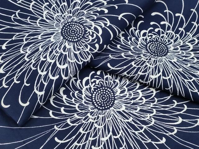 ■■■　サイズ　■■■ 身丈 157.5cm（肩から） 裄丈 64.5cm 袖丈 48.5cm　縫込み 1cm 袖幅 32.5cm 前幅 23.5cm 後幅 29cm 着物縫いこみ 内揚げ 0cm 裄 お袖側 約0cm　身頃側 約0cm ■■■　商品詳細　■■■ 【綿】 状態は特に目立ったシミ汚れなどもなく大変良い状態です。 大変上質な逸品になります。 お安く出品致しますので、是非この機会にいかがでしょうか？ ■■■　注意事項　■■■ ■モニター発色の具合により色合いが異なる場合がございます。 ■寸法は多少の誤差が生じる場合がございますのでご了承ください。 ■縫込みの長さが左右非対称の場合は短い部分を記載しております。 左右非対称であってもご返品・お値引き等の保証は出来かねますので、ご了承の上ご購入をお願い致します。 ■シミ等のチェックには注意を払っておりますが、見落としがある場合もございますし、個人の見解も様々ですので神経質な方のご購入はお控えください。 ■箪笥に入っておりました着物や帯なので畳みシワや匂いがあるものもございます。 ■お休みは基本的に土日祝となりますが、その他臨時でお休みする場合がございますのでご了承ください。 ■商品の発送は平日のみの発送となります。 ■夜間と土曜、日曜日はお問い合わせの回答が遅れる場合がございます。 ■当店では、お直し、紋入れ、お手入れ等は承っておりません。 ■生地の状態（ヤケ、経年劣化等）によってはサイズ直しが出来ない場合がございます。 その点もどうかご了承のうえ、ご購入をお願いいたします。 ■弊社で取り扱う商品は一点ものにつき、時期や在庫状況に応じて金額が変更となる場合がございます。 ■検針は行っておりません。予めご了承いただきますようお願いいたします。 ■【洗える着物】と記載のある商品におきましては、商品お届け後に洗濯を行ってしまってからのご返品にはご対応しかねます。 念の為、専門店でのお手入れをお願いいたします。 ■着物のサイズ目安は下記を参考ください↓ ＜女性着物＞　お端折り次第で＋5cm　−1cmが着用可能サイズ 　例）身丈170cmの場合、身長160cm〜175cm ＜男性着物＞　身丈＋約25cm〜27cm程が適応身長 　例）身丈155cmの場合、身長180〜182cm