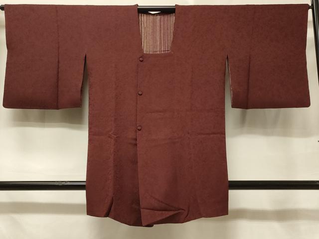 ■■■　サイズ　■■■ 身丈 88.5cm（肩から） 裄丈 64.5cm 袖丈 45.5cm　縫込み 7.5cm 袖幅 33.5cm 前幅 21.5cm 後幅 28.5cm 裄 お袖側 約3cm　身頃側 約3cm ■■■　商品詳細　■■■ 【正絹】 状態は特に目立ったシミ汚れなどもなく大変良い状態です。 大変上質な逸品になります。 お安く出品致しますので、是非この機会にいかがでしょうか？ ■■■　注意事項　■■■ ■モニター発色の具合により色合いが異なる場合がございます。 ■寸法は多少の誤差が生じる場合がございますのでご了承ください。 ■縫込みの長さが左右非対称の場合は短い部分を記載しております。 左右非対称であってもご返品・お値引き等の保証は出来かねますので、ご了承の上ご購入をお願い致します。 ■シミ等のチェックには注意を払っておりますが、見落としがある場合もございますし、個人の見解も様々ですので神経質な方のご購入はお控えください。 ■箪笥に入っておりました着物や帯なので畳みシワや匂いがあるものもございます。 ■お休みは基本的に土日祝となりますが、その他臨時でお休みする場合がございますのでご了承ください。 ■商品の発送は平日のみの発送となります。 ■夜間と土曜、日曜日はお問い合わせの回答が遅れる場合がございます。 ■当店では、お直し、紋入れ、お手入れ等は承っておりません。 ■生地の状態（ヤケ、経年劣化等）によってはサイズ直しが出来ない場合がございます。 その点もどうかご了承のうえ、ご購入をお願いいたします。 ■弊社で取り扱う商品は一点ものにつき、時期や在庫状況に応じて金額が変更となる場合がございます。 ■検針は行っておりません。予めご了承いただきますようお願いいたします。 ■【洗える着物】と記載のある商品におきましては、商品お届け後に洗濯を行ってしまってからのご返品にはご対応しかねます。 念の為、専門店でのお手入れをお願いいたします。 ■着物のサイズ目安は下記を参考ください↓ ＜女性着物＞　お端折り次第で＋5cm　−1cmが着用可能サイズ 　例）身丈170cmの場合、身長160cm〜175cm ＜男性着物＞　身丈＋約25cm〜27cm程が適応身長 　例）身丈155cmの場合、身長180〜182cm